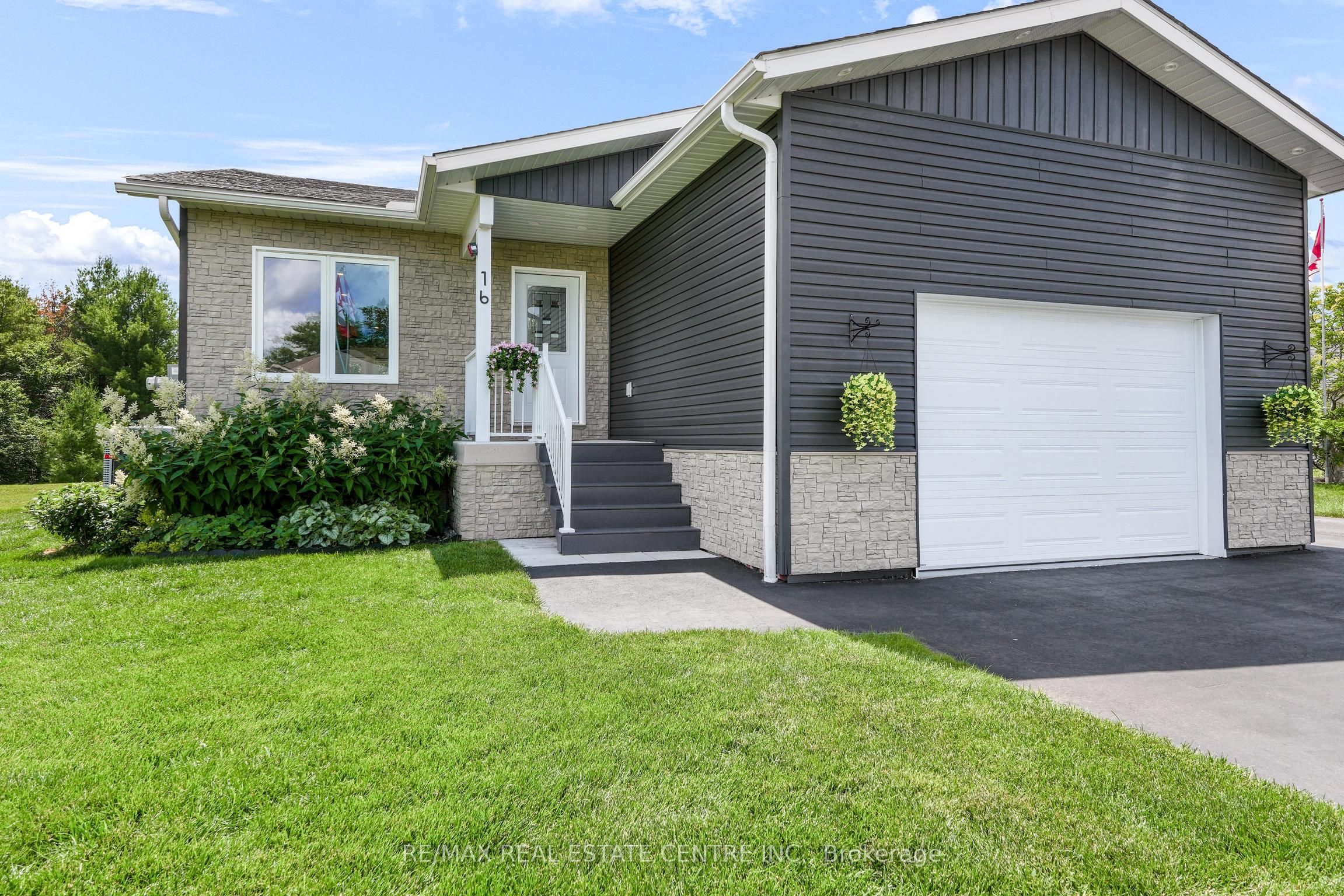 16 Williams Drive, Bancroft, ON K0L 1C0