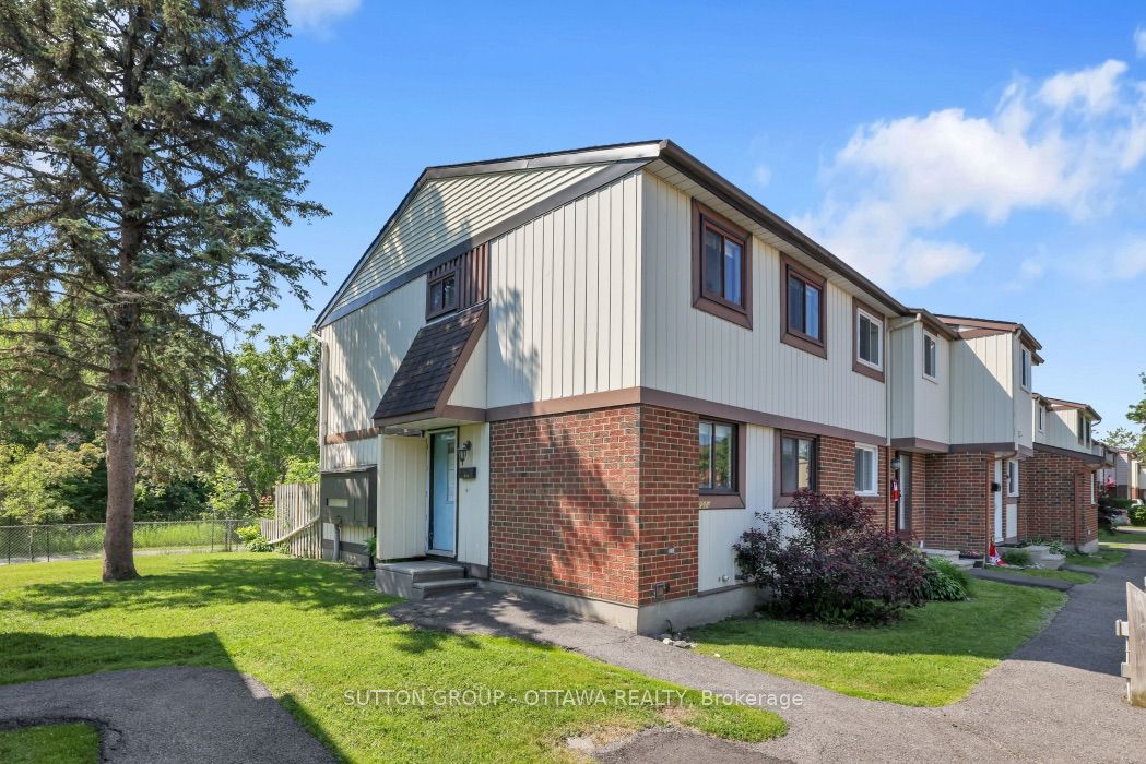 2014 Falkirk Crescent, Blackburn Hamlet, ON K1B 4Y7