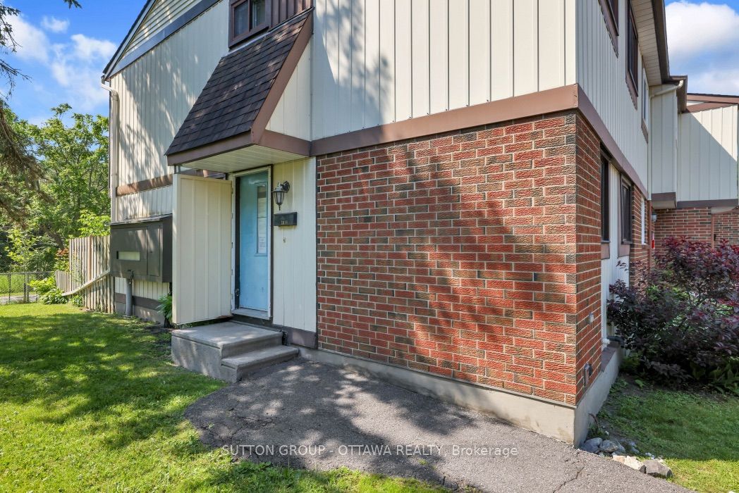 2014 Falkirk Crescent, Blackburn Hamlet, ON K1B 4Y7 photo 2