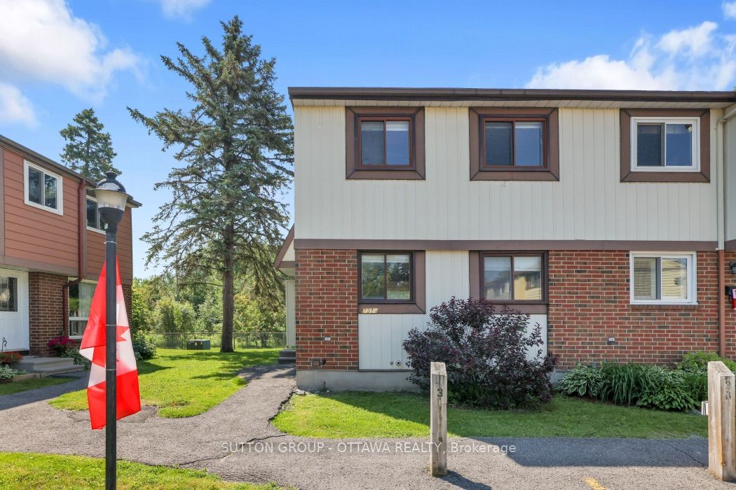 2014 Falkirk Crescent, Blackburn Hamlet, ON K1B 4Y7 photo 3