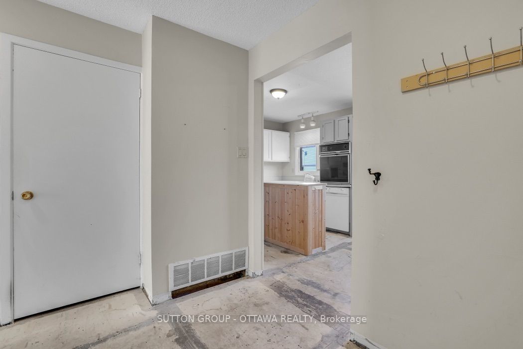 2014 Falkirk Crescent, Blackburn Hamlet, ON K1B 4Y7 photo 4