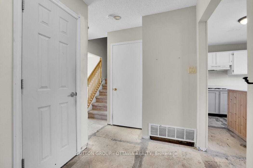 2014 Falkirk Crescent, Blackburn Hamlet, ON K1B 4Y7 photo 5