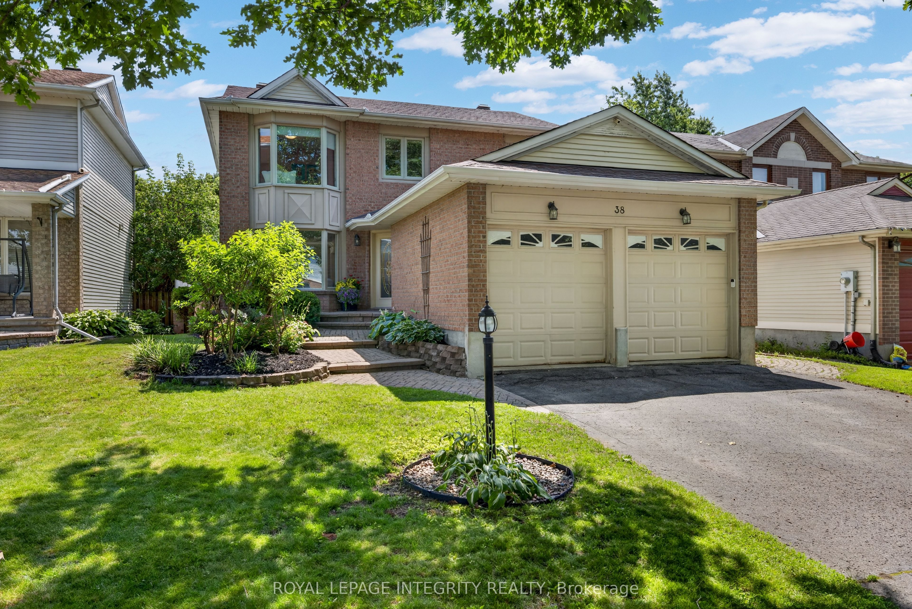 38 Pebble Creek Crescent, Kanata, ON K2M 2L4 photo 2