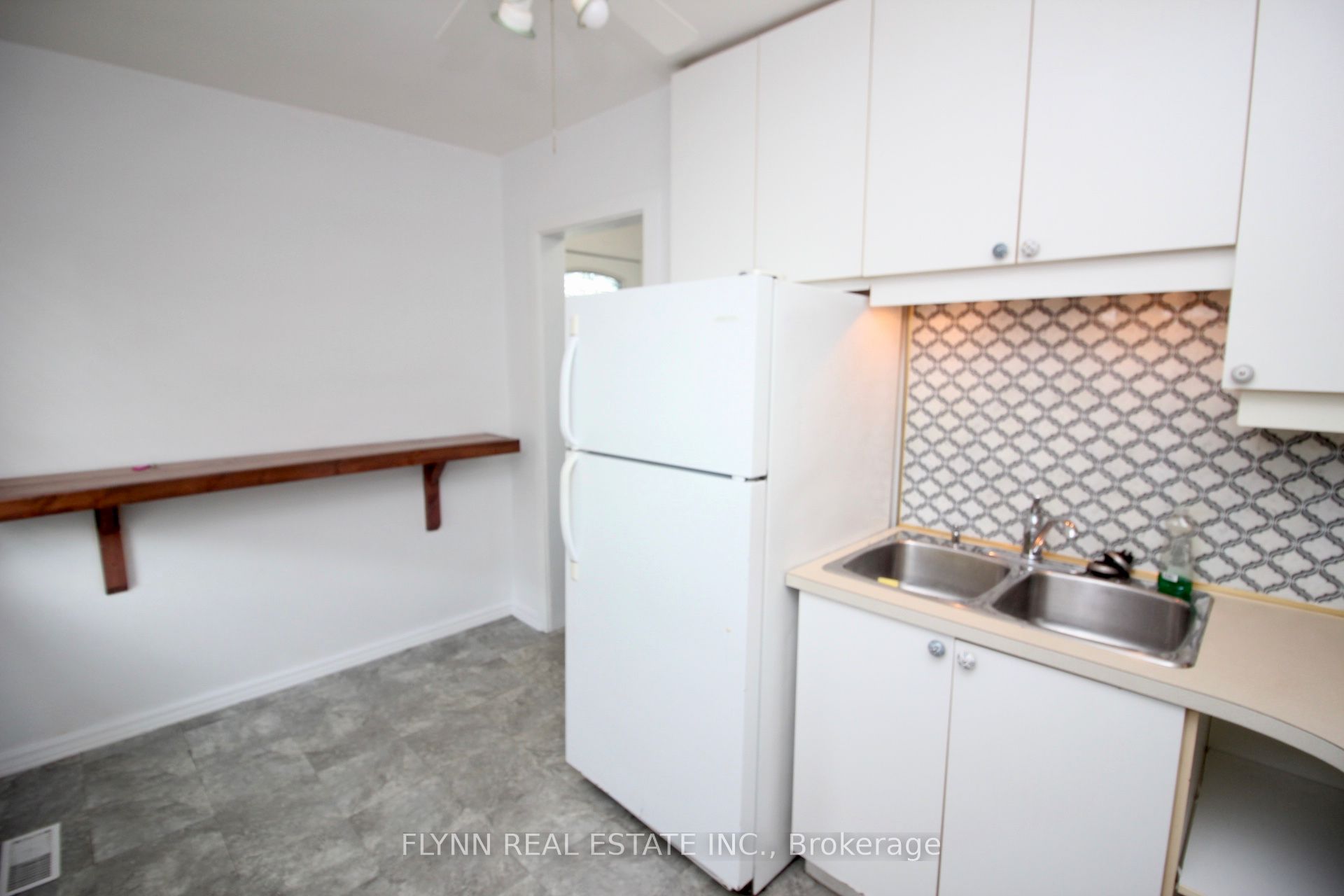 86 ARGYLE Crescent, St. Catharines, ON L2P 2P4 photo 3