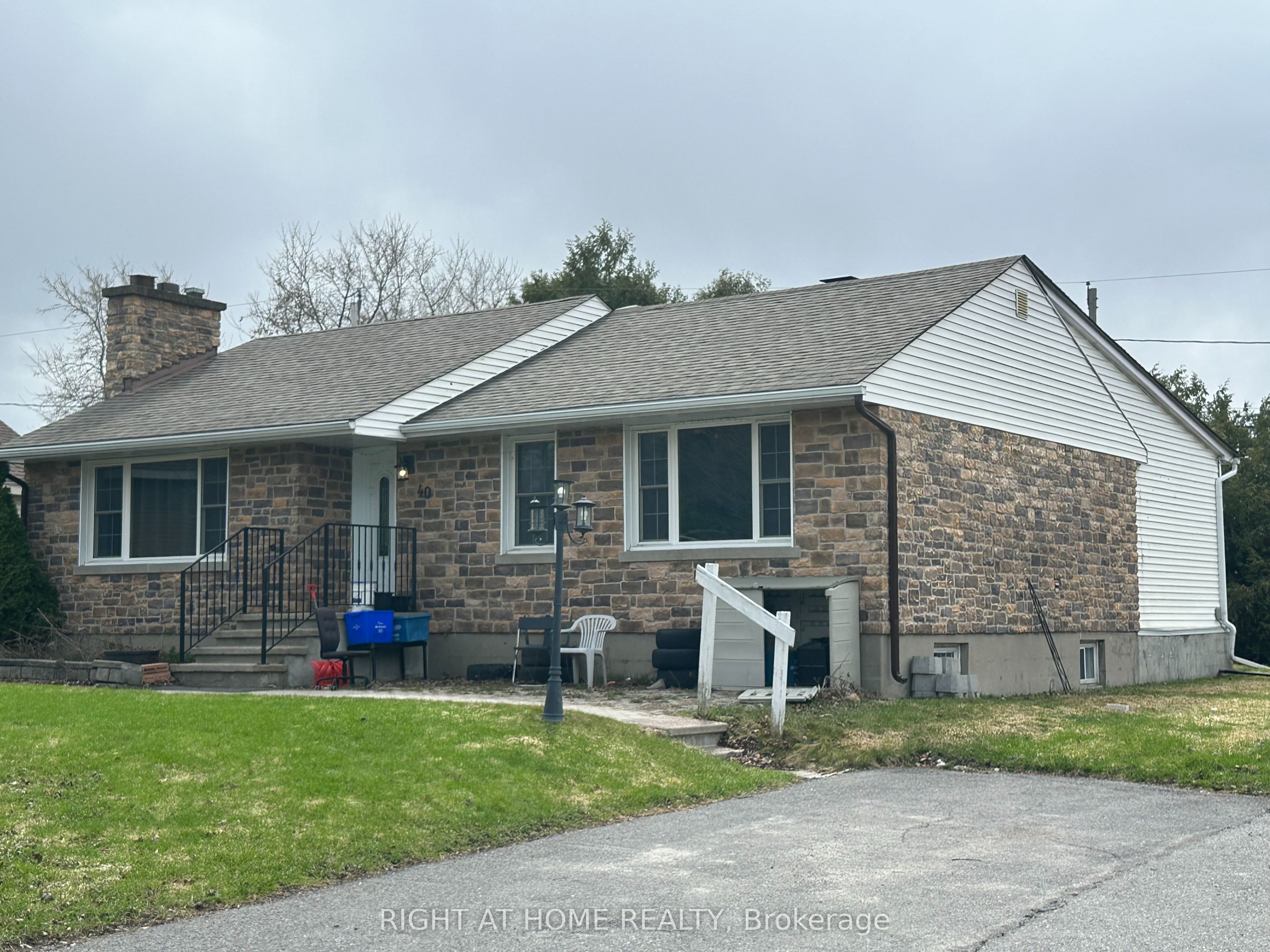 40 W Gilbey Drive Lower Unit, Cityview - Parkwoods Hills - Rideau Shore, ON K2E 5S6