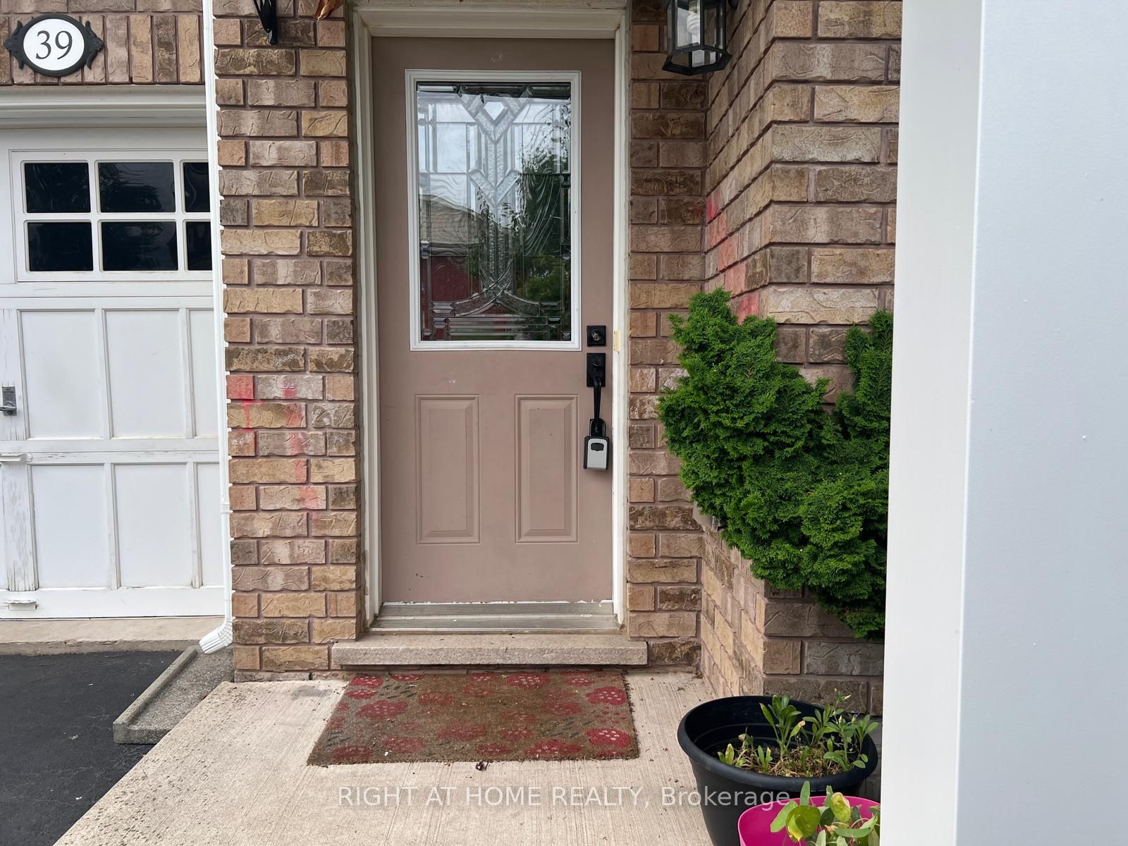 39 Golden Iris Crescent, Hamilton, ON L8B 0R6