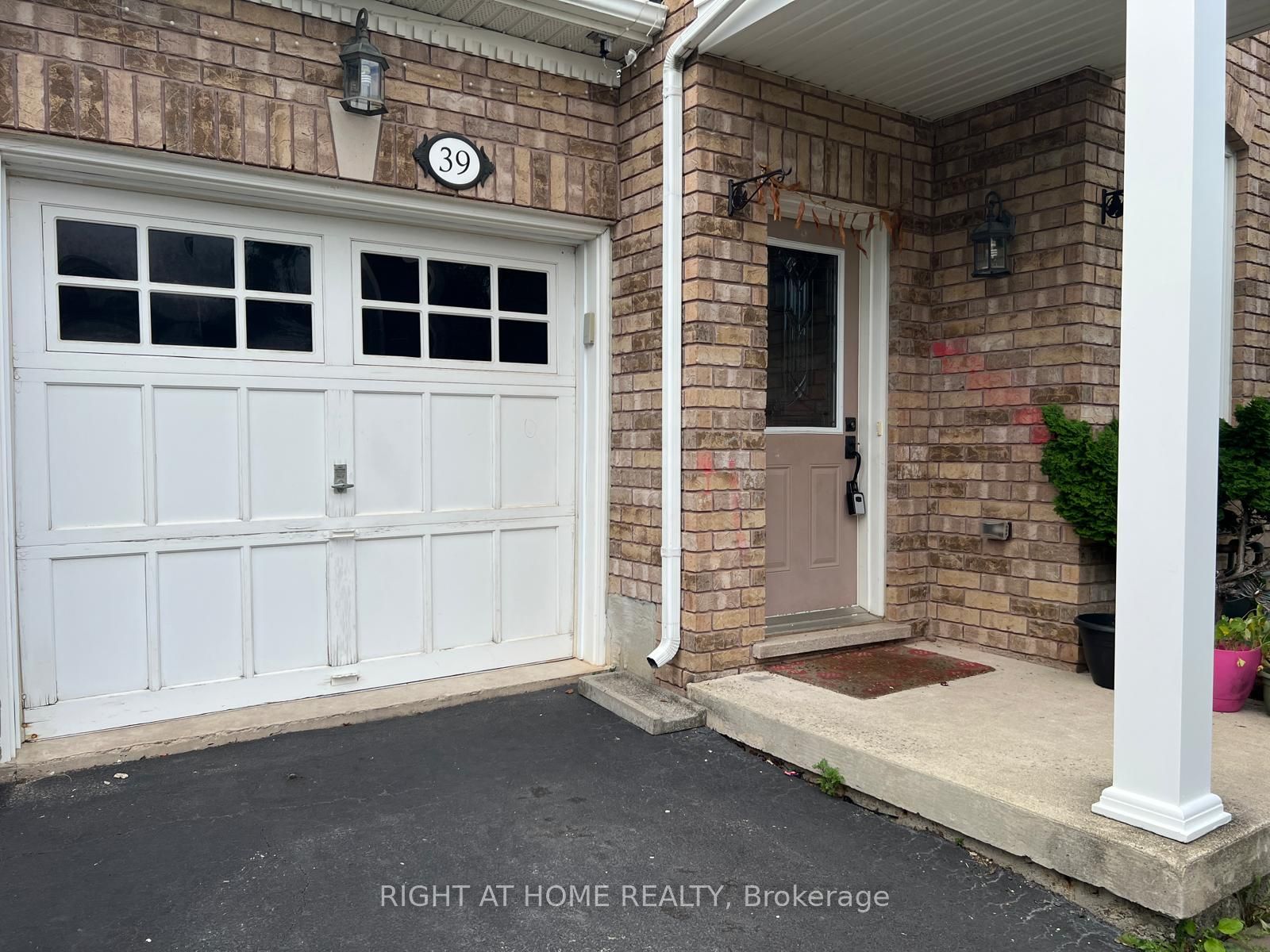 39 Golden Iris Crescent, Hamilton, ON L8B 0R6 photo 2