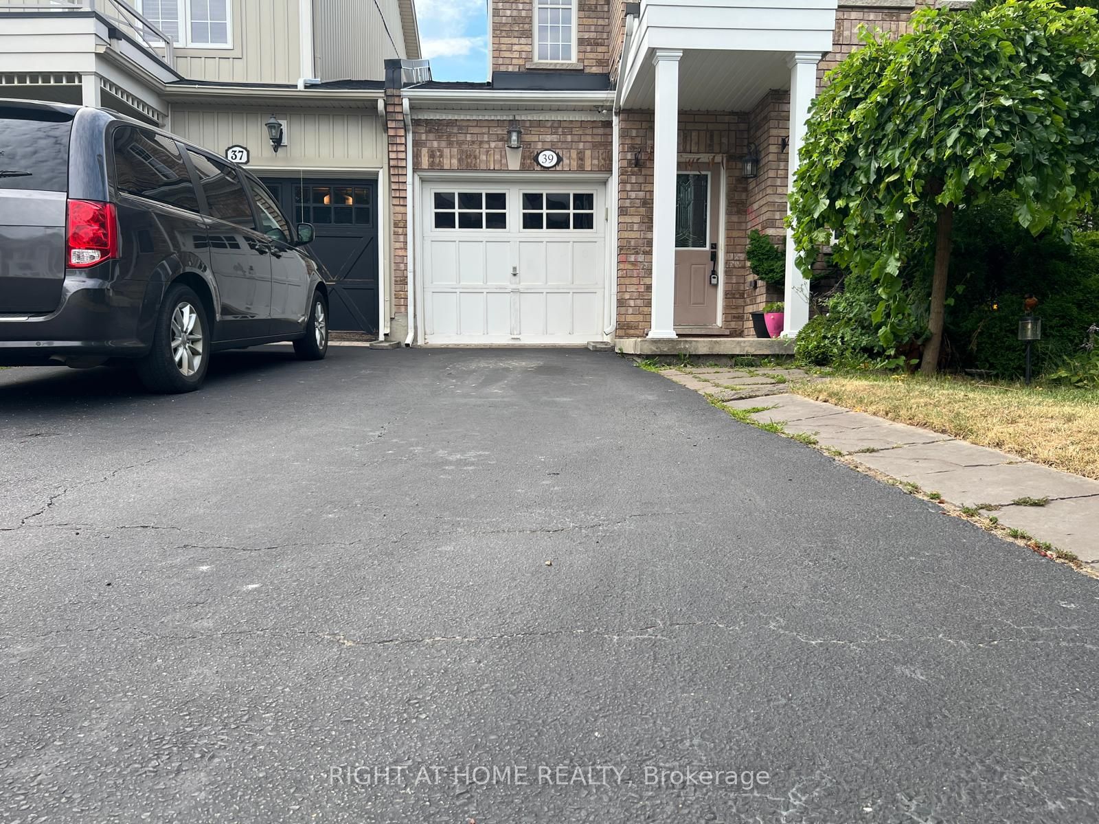 39 Golden Iris Crescent, Hamilton, ON L8B 0R6 photo 3