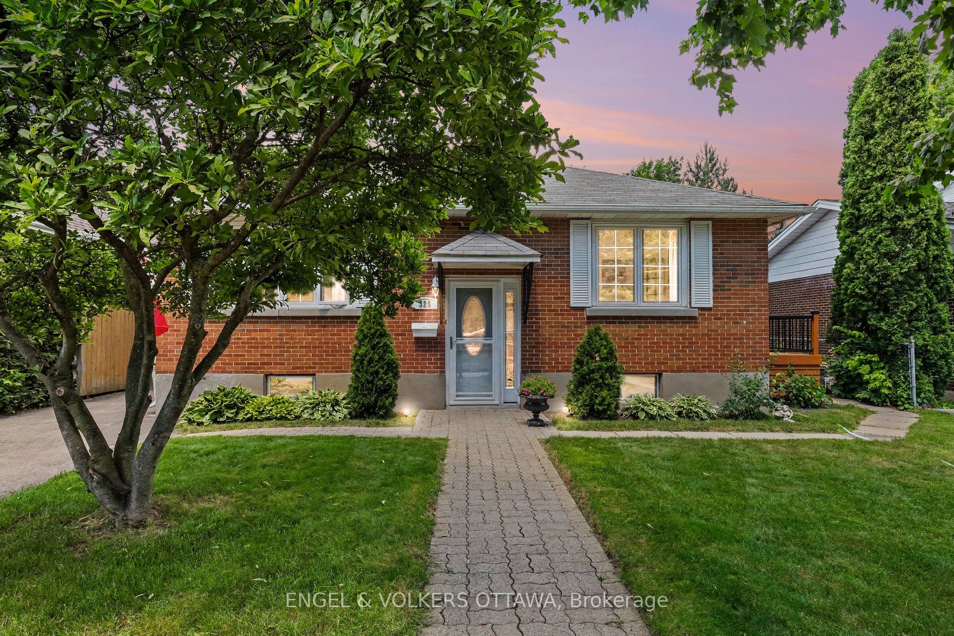 325 Summit Avenue, Alta Vista and Area, ON K1H 5Z7