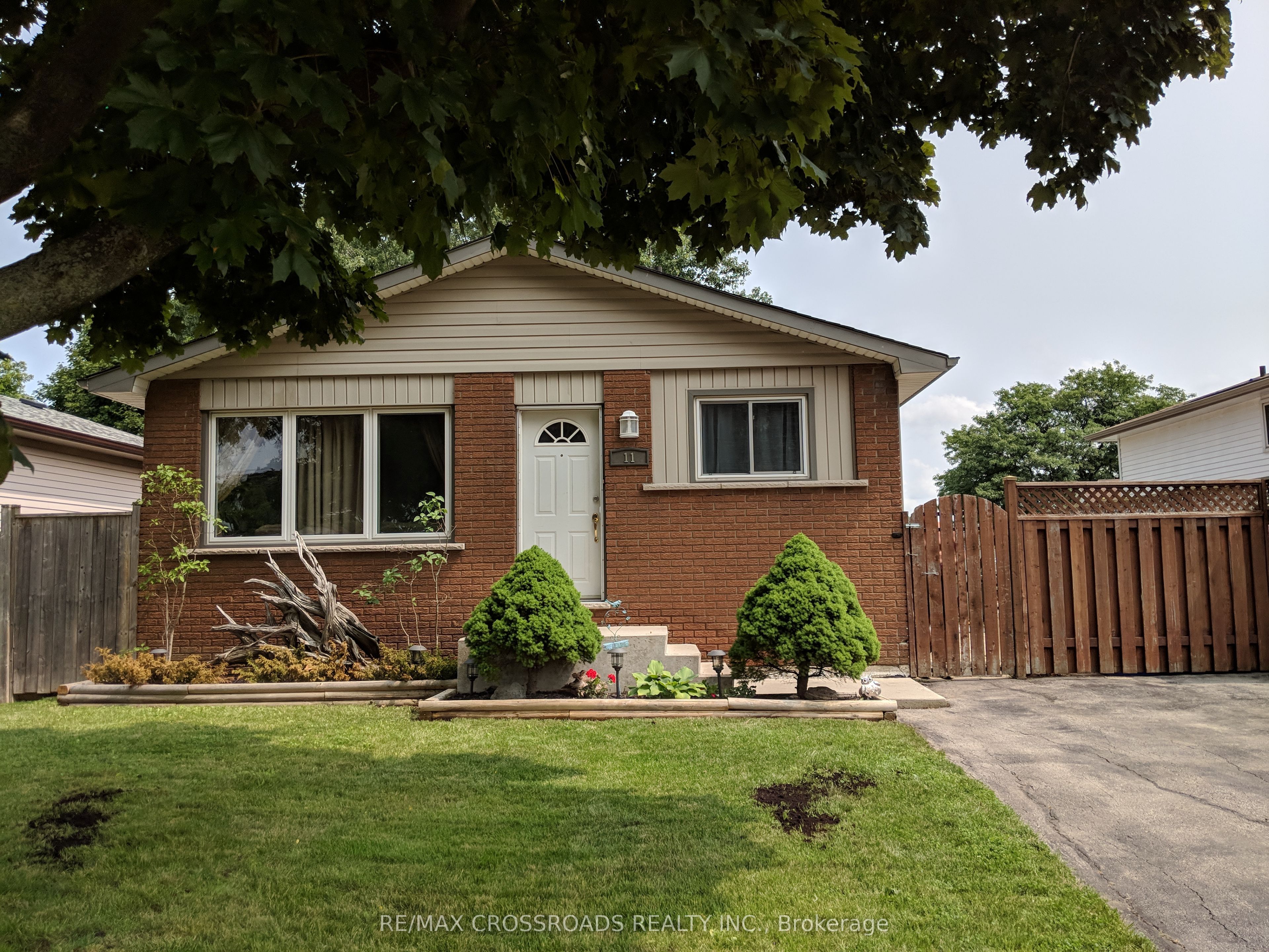 11 Lawnhurst Drive, Hamilton, ON L8V 4N8