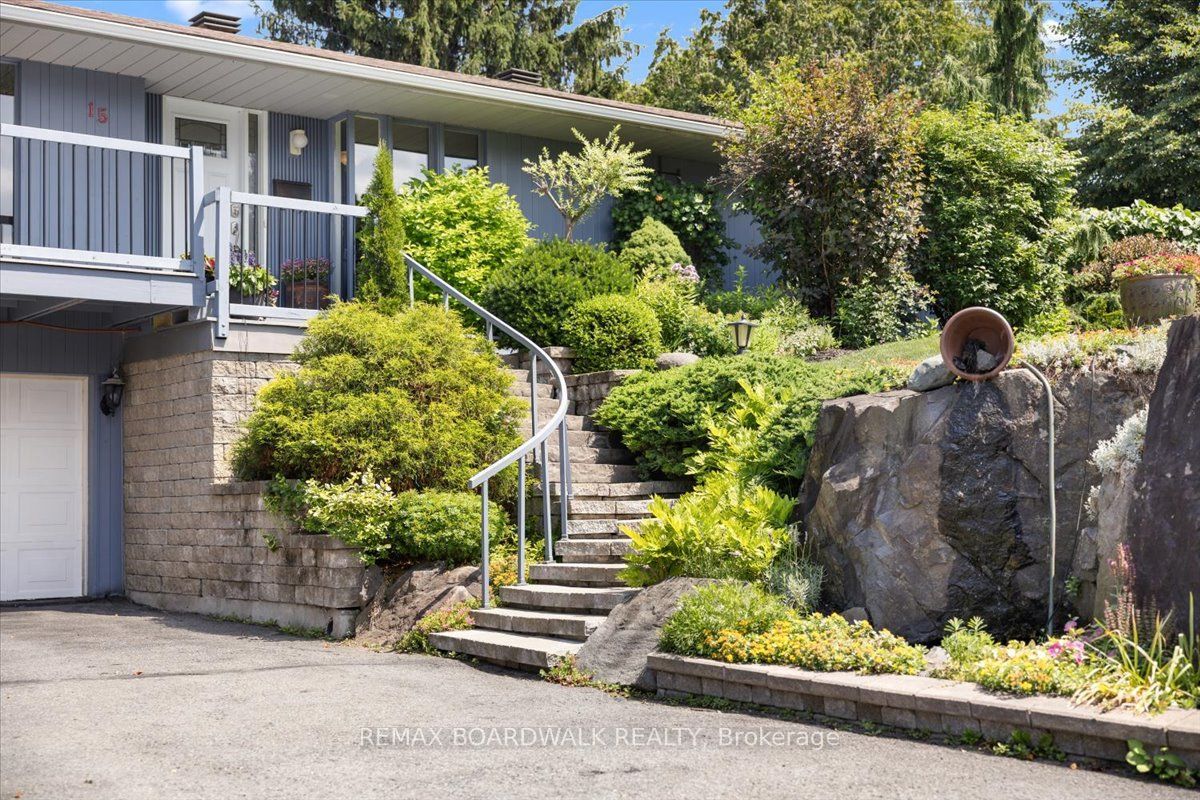 15 Selwyn Crescent, Kanata, ON K2K 1N9 photo 2