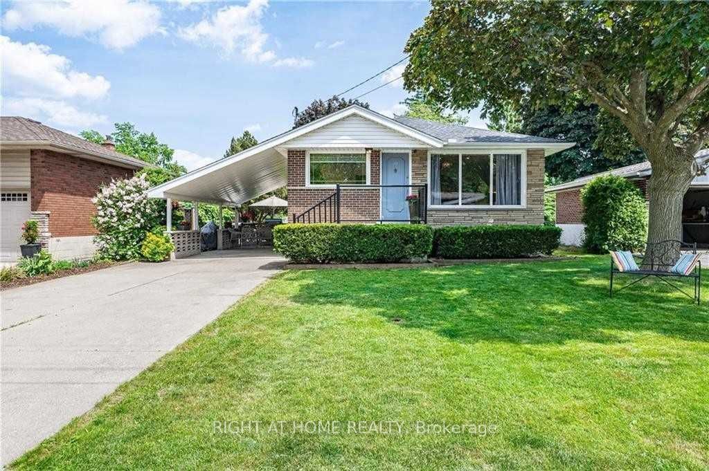 118 Briarwood Crescent, Hamilton, ON L9C 4C4