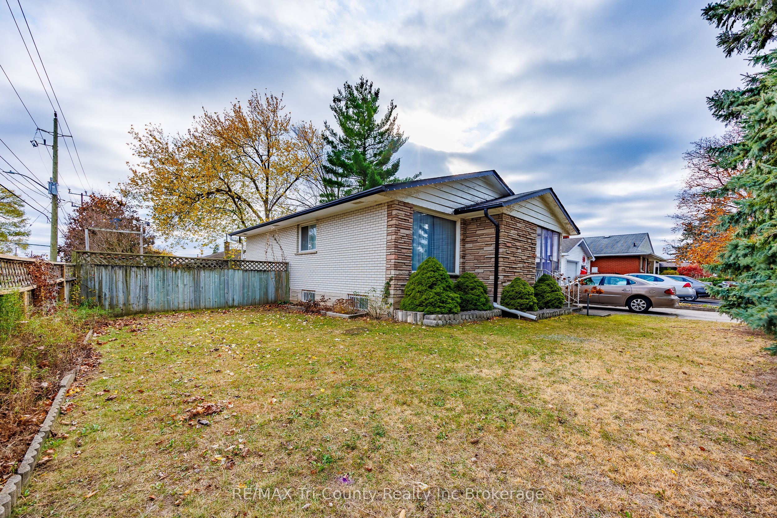 1393 Thorman Drive, Cambridge, ON N3H 1A1 photo 2
