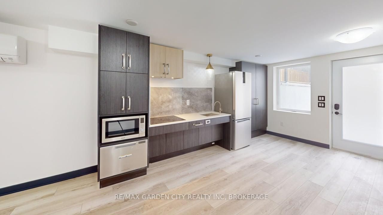 670 Upper Wentworth Street MAIN, Hamilton, ON L9A 3R1 photo 3