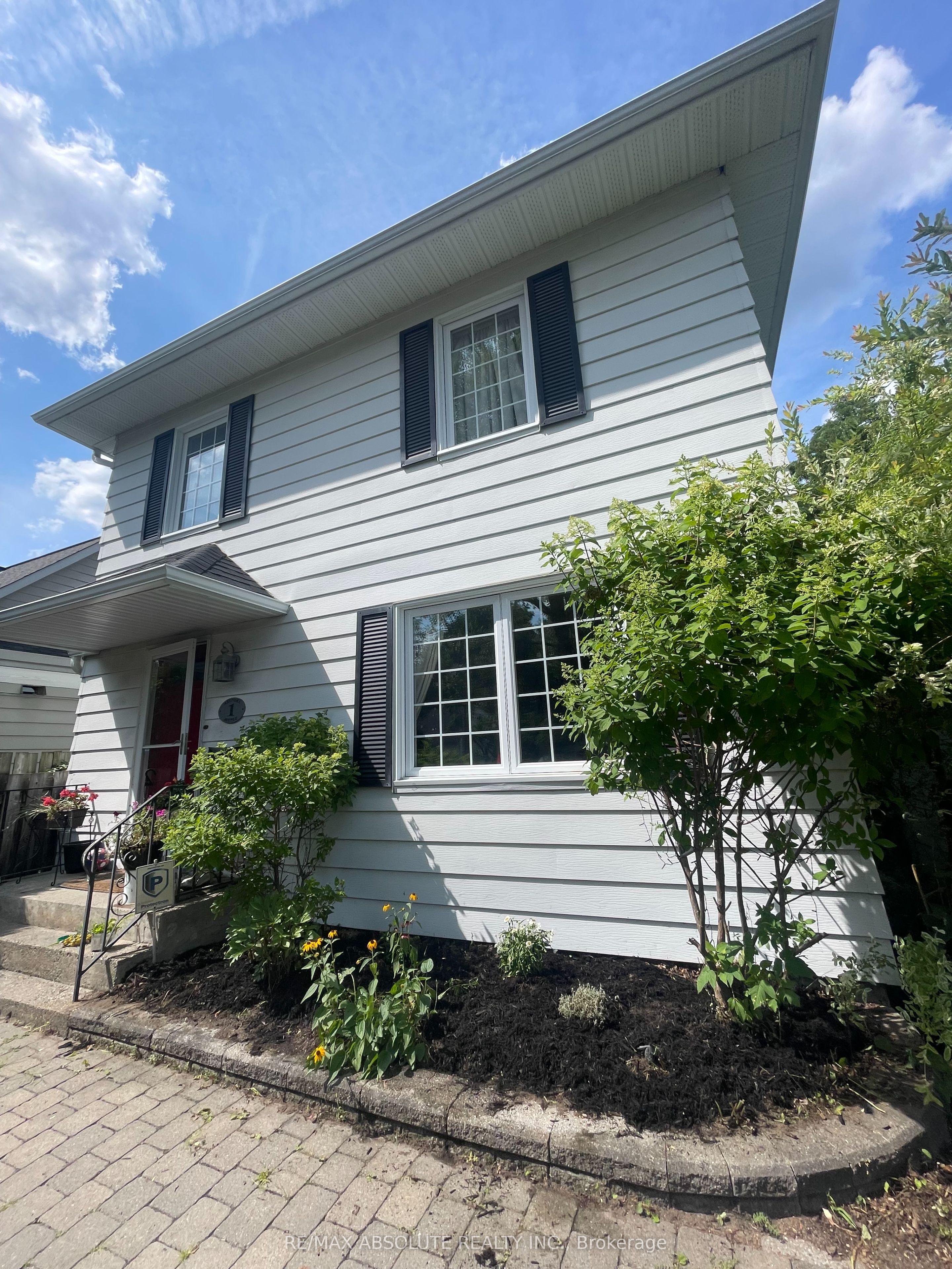 1 ARUNDEL Avenue, Manor Park - Cardinal Glen and Area, ON K1K 0B1 photo 2