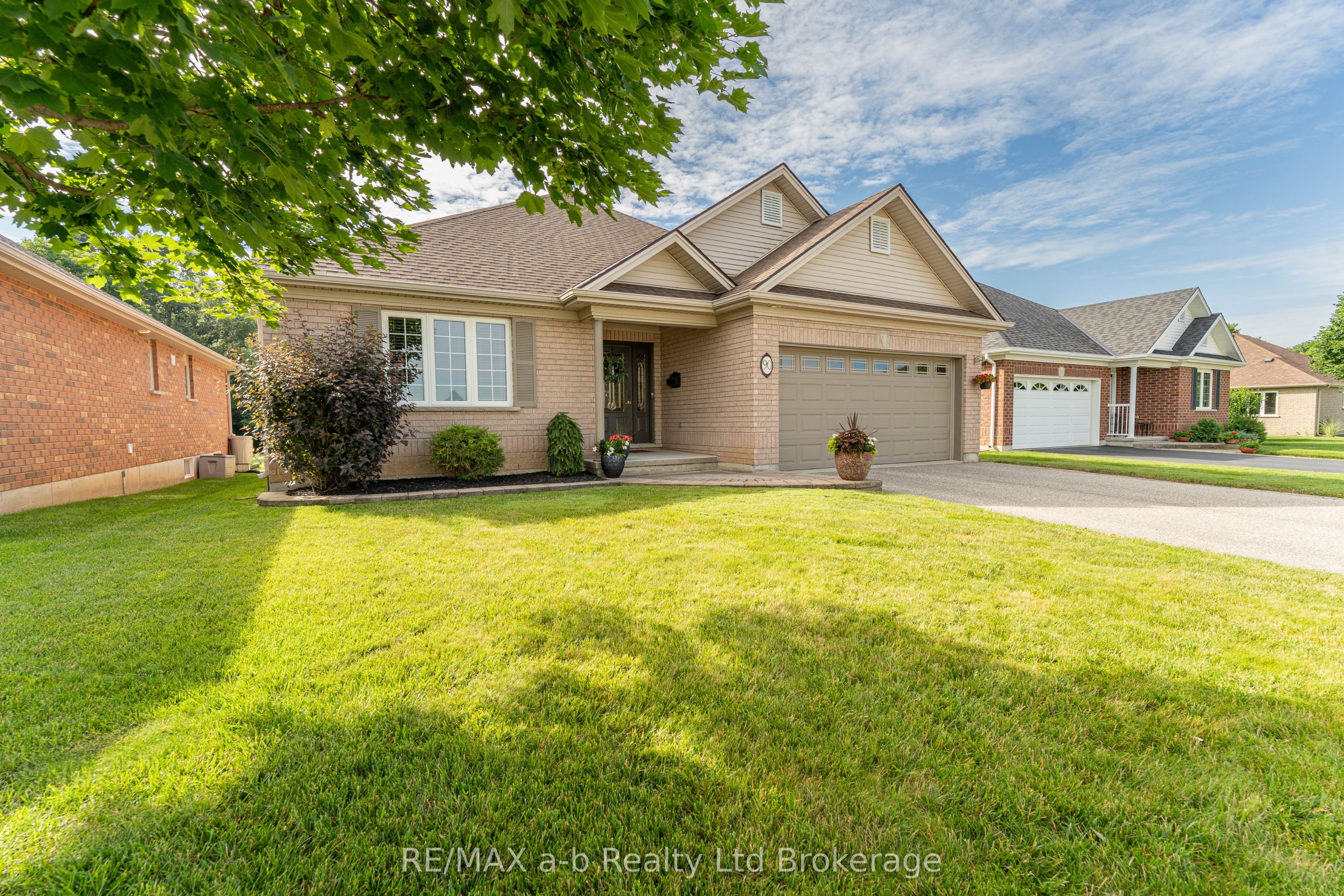90 WESTON Drive, Tillsonburg, ON N4G 5W9 photo 2