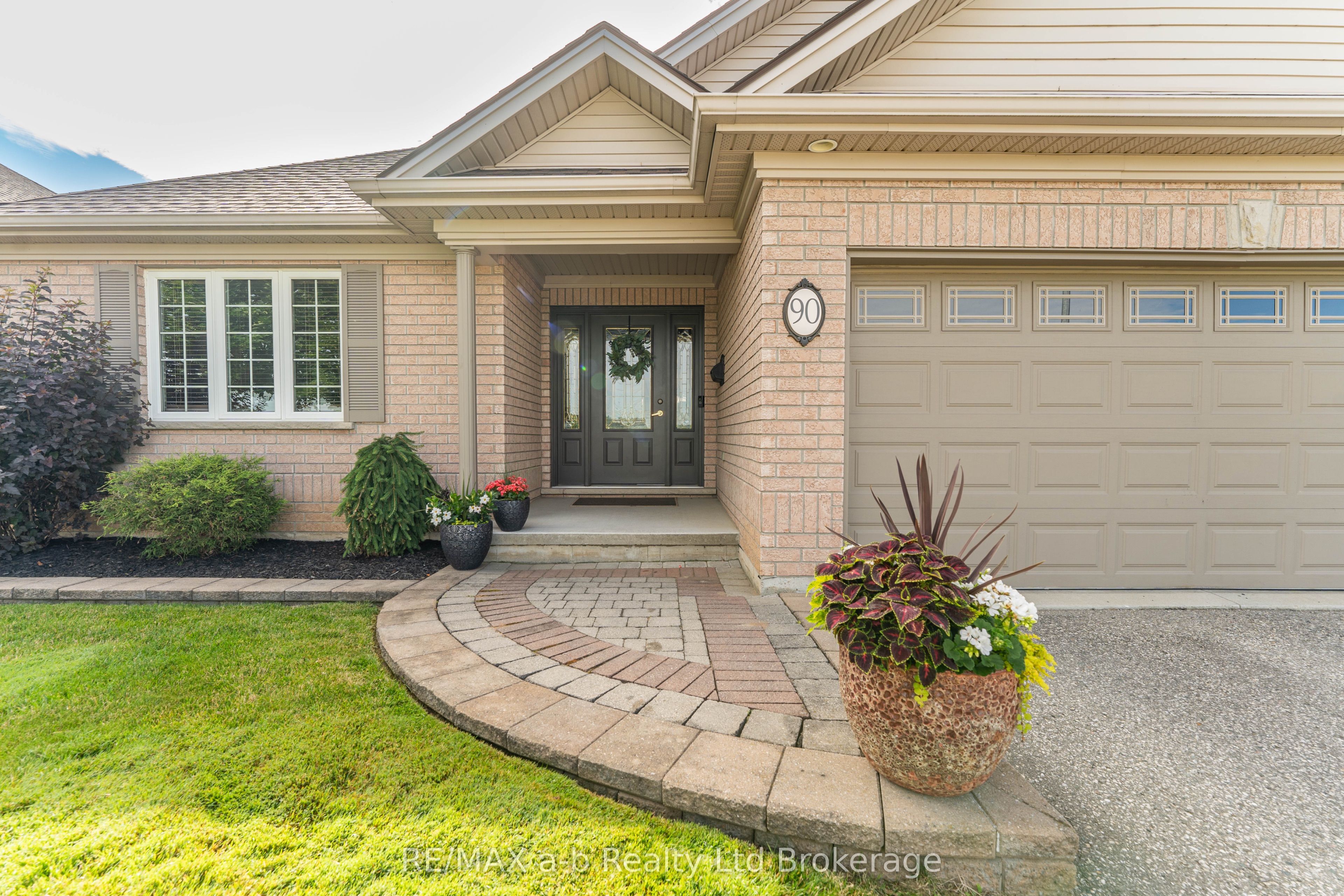 90 WESTON Drive, Tillsonburg, ON N4G 5W9 photo 3