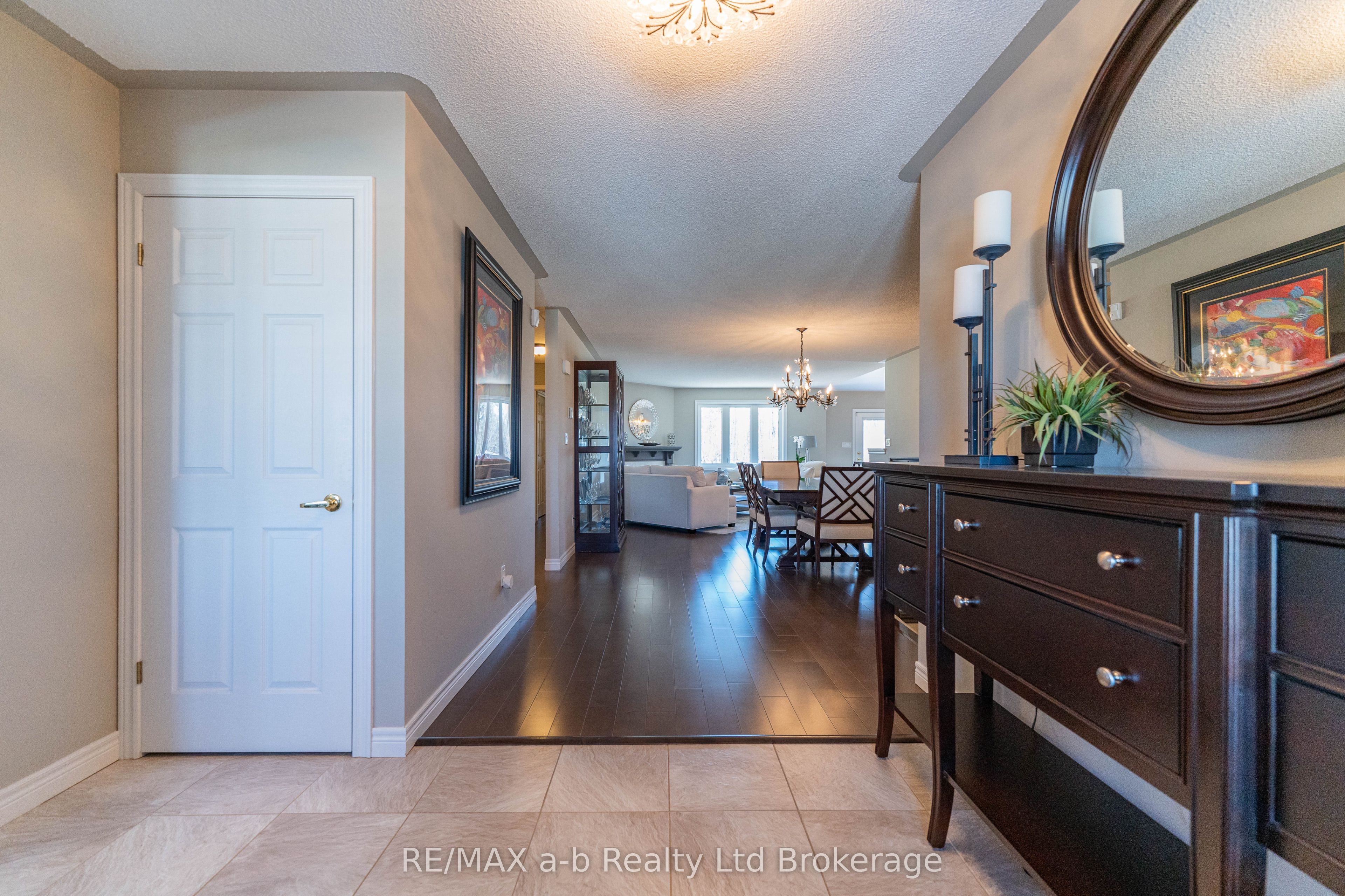 90 WESTON Drive, Tillsonburg, ON N4G 5W9 photo 5