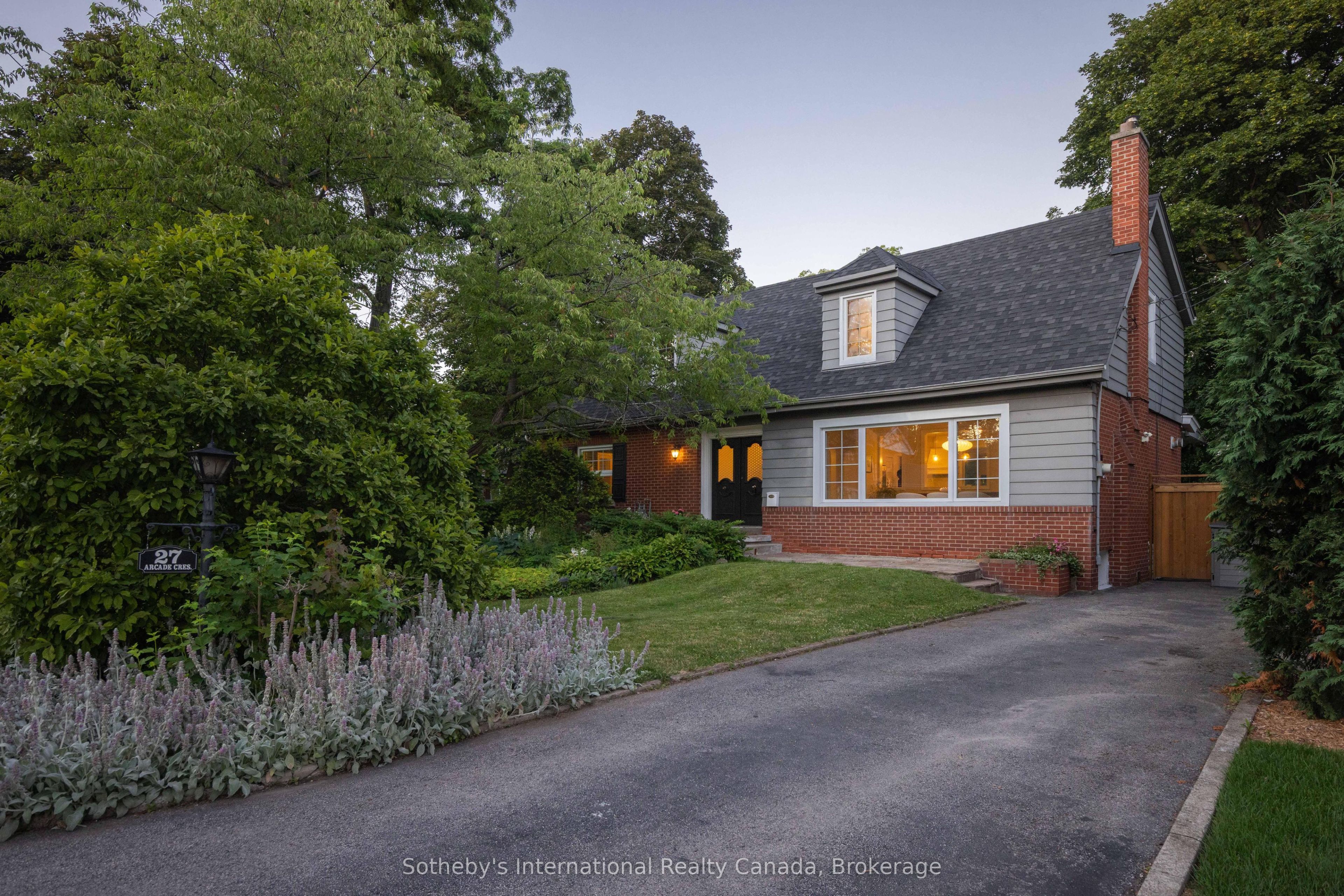 27 Arcade Crescent, Hamilton, ON L9C 3H8