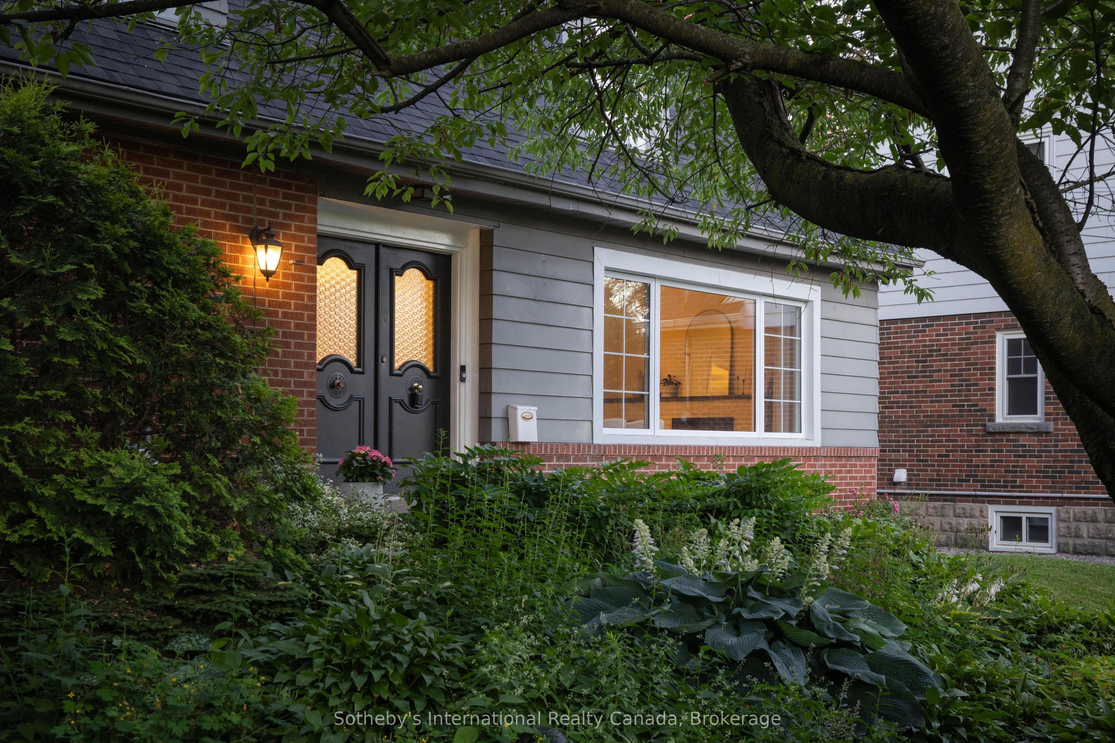 27 Arcade Crescent, Hamilton, ON L9C 3H8 photo 2