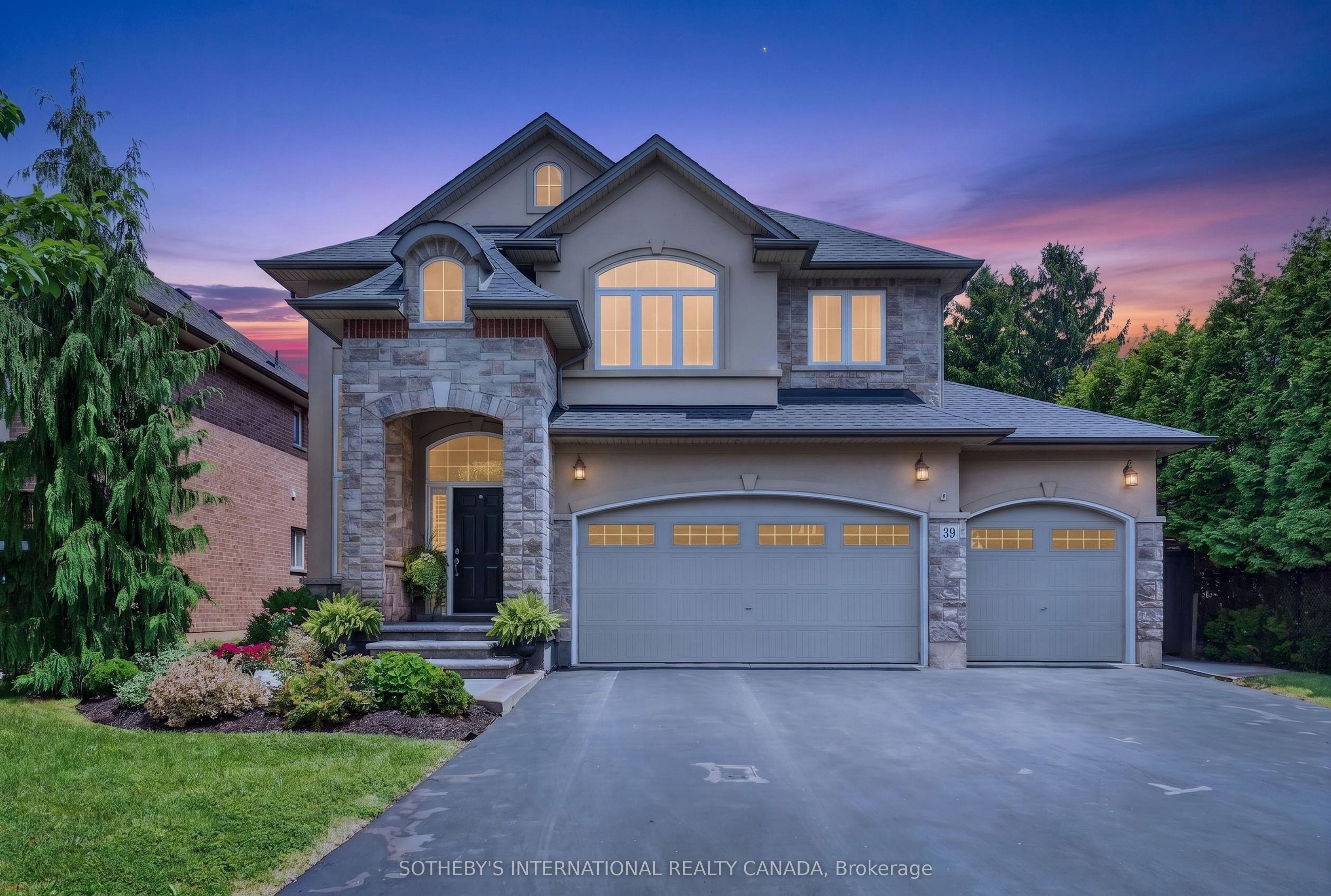 39 Maplevale Drive, Hamilton, ON L9G 0C3