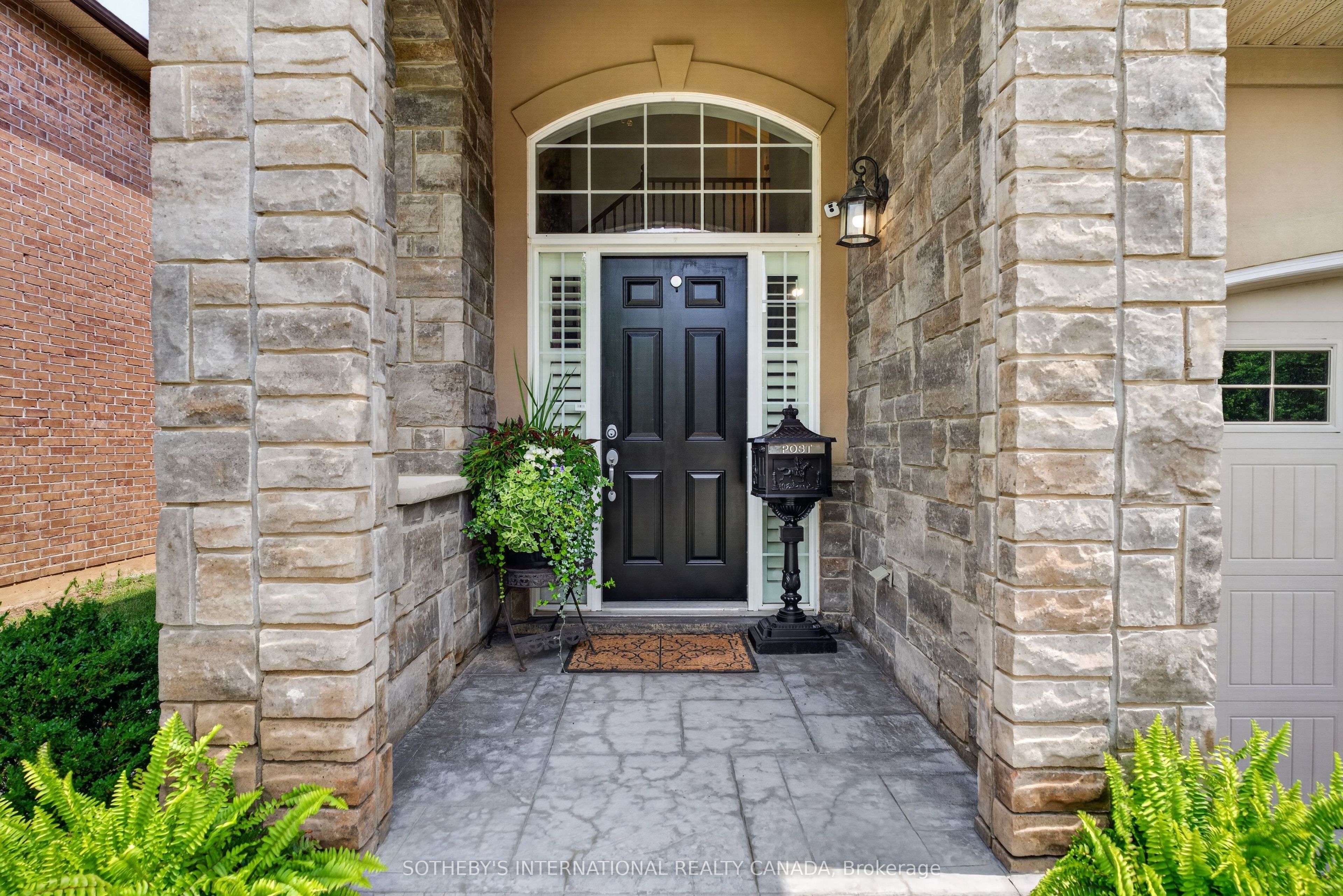 39 Maplevale Drive, Hamilton, ON L9G 0C3 photo 2