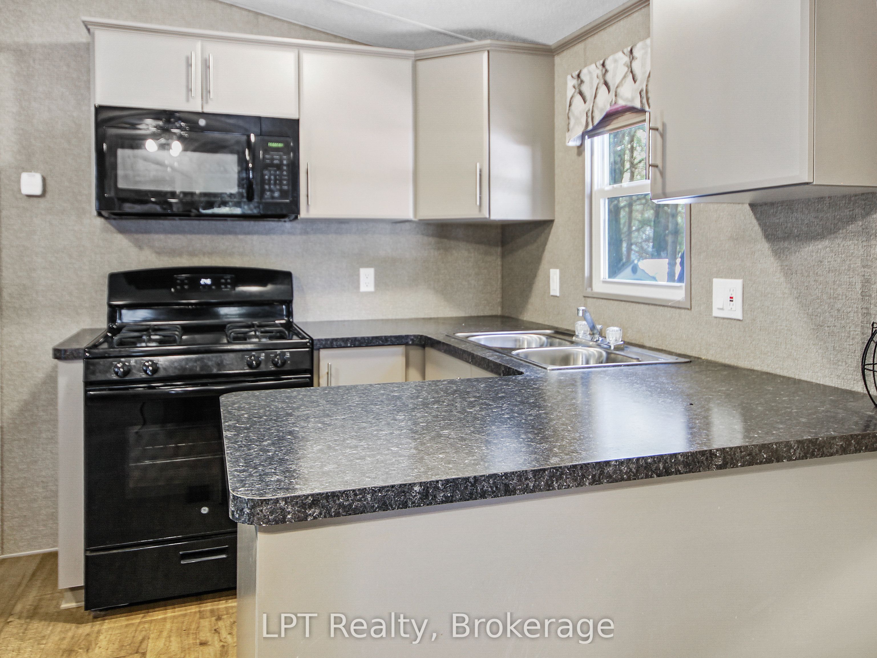 13 Southline Avenue P27, Huron-Kinloss, ON N0G 2B0 photo 5