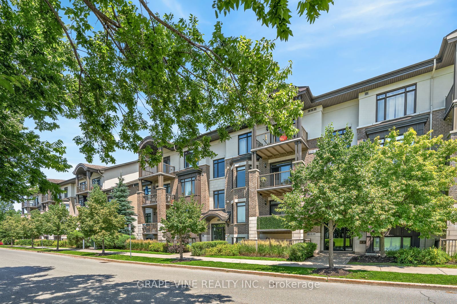 705 Beauparc Private 306, Cyrville - Carson Grove - Pineview, ON K1J 0B6 photo 2