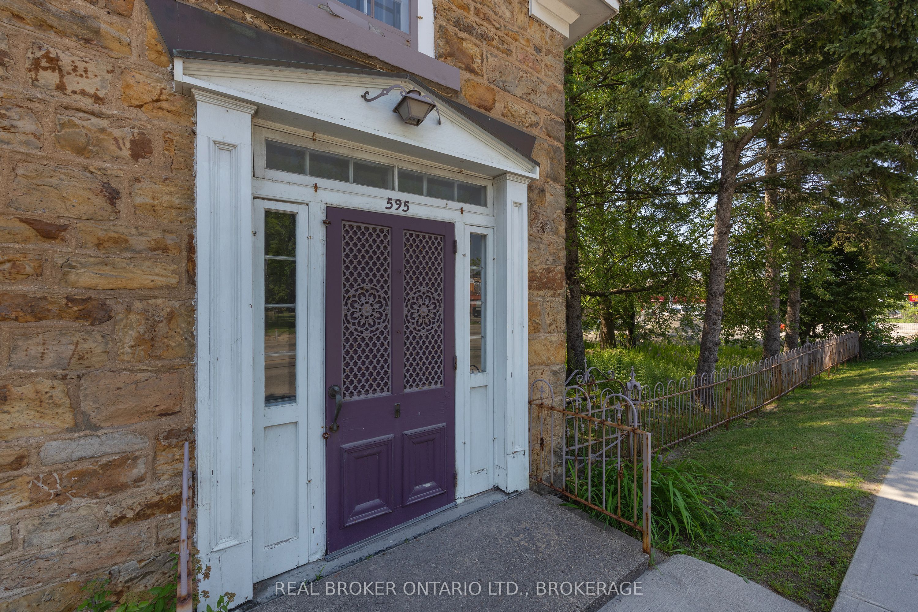 595 King Street E, Gananoque, ON K7G 1H1 photo 4