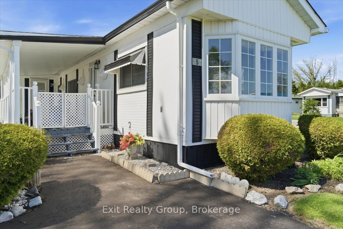 5 Chapel Boulevard, Quinte West, ON K8N 4Z3 photo 2