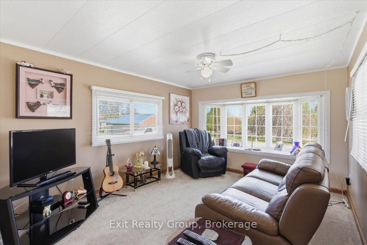 5 Chapel Boulevard, Quinte West, ON K8N 4Z3 photo 3