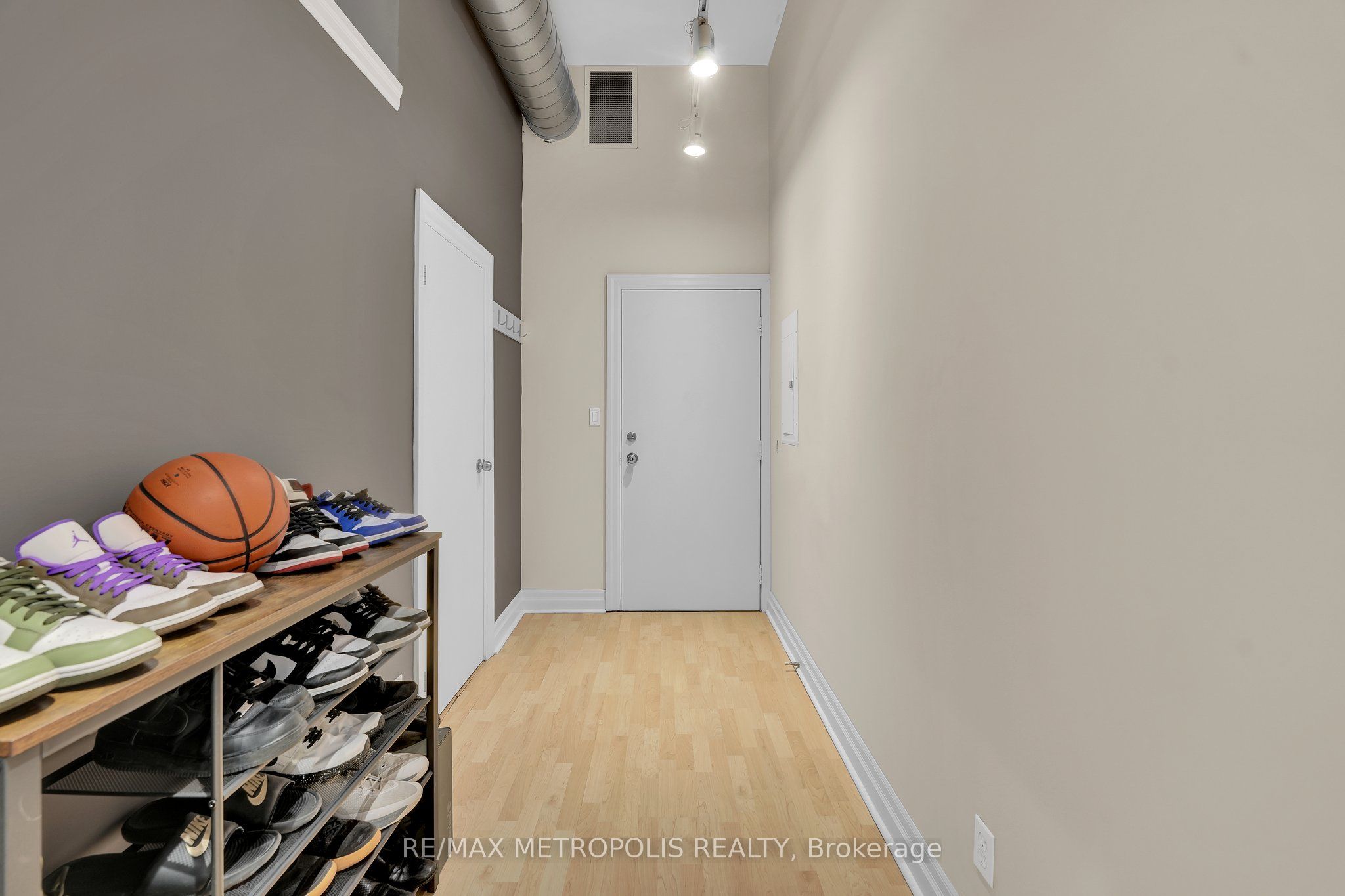 276 King Street W 207, Kitchener, ON N2G 1B6 photo 3