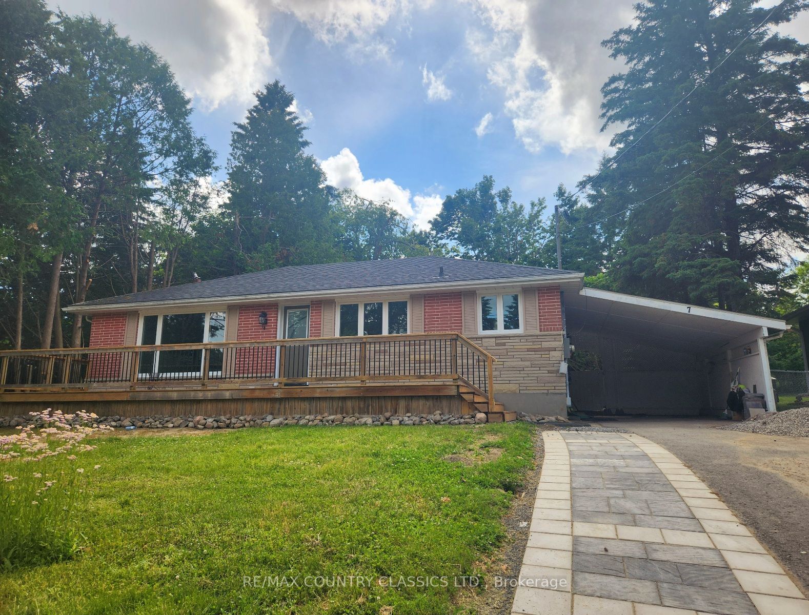 7 Beechwood Drive Lower, Peterborough, ON K9J 1M2