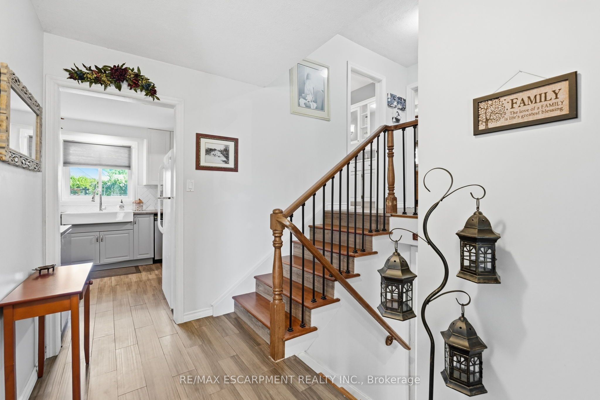 204 Main Street E, Grimsby, ON L3M 1P6 photo 3