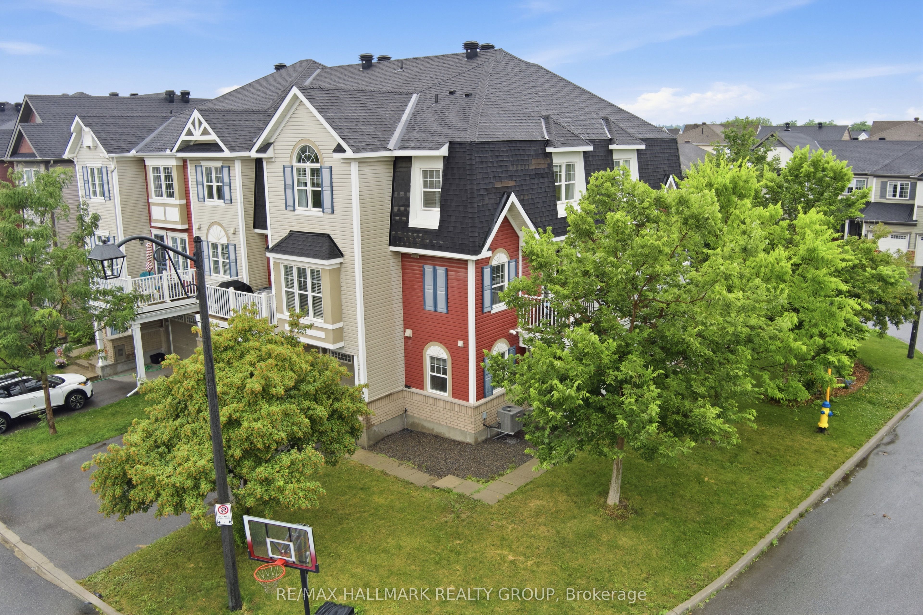 588 Foxlight Circle, Kanata, ON K2M 0L9