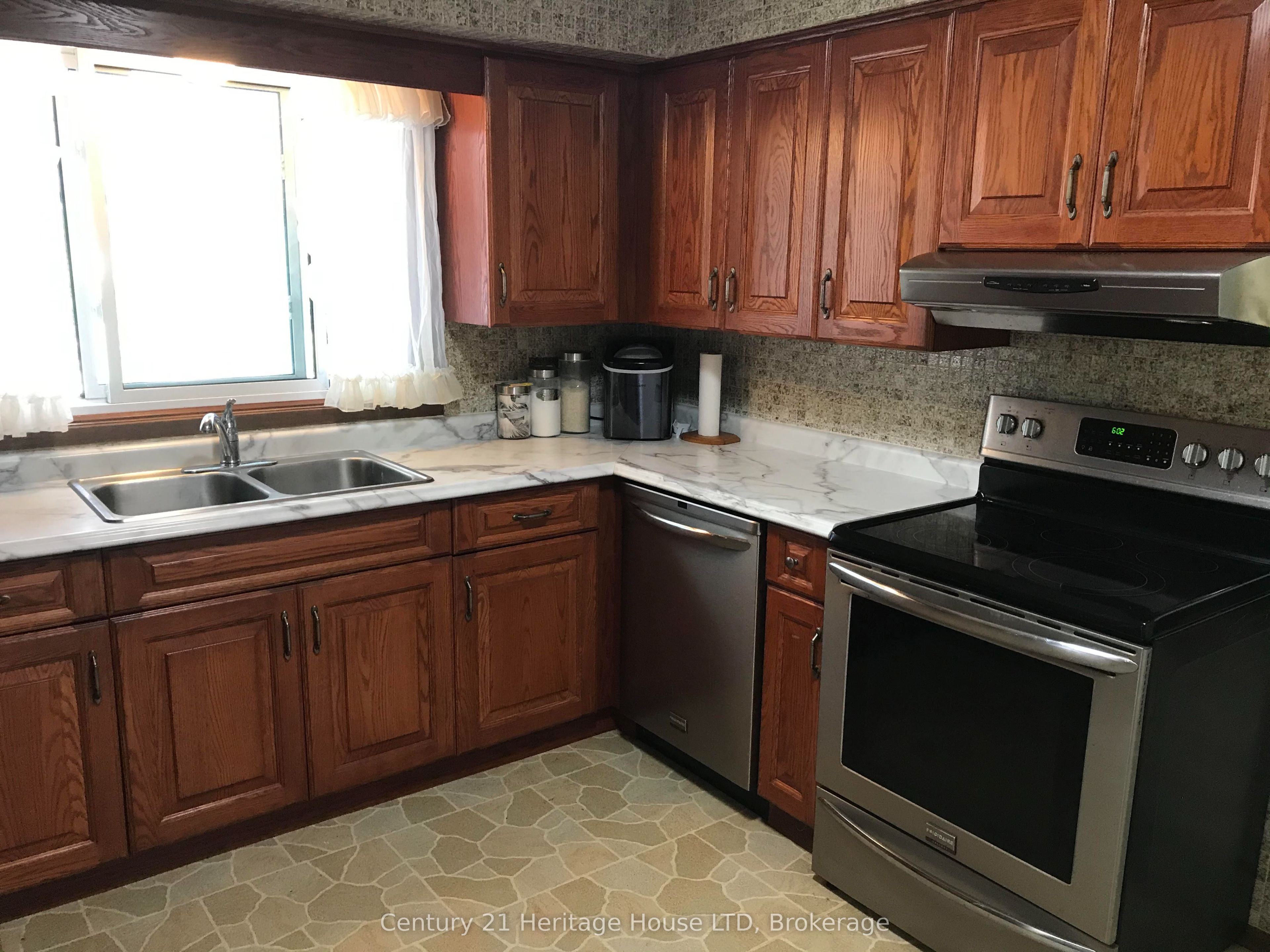 938 Ferndale Avenue, Fort Erie, ON L2A 5S8 photo 5