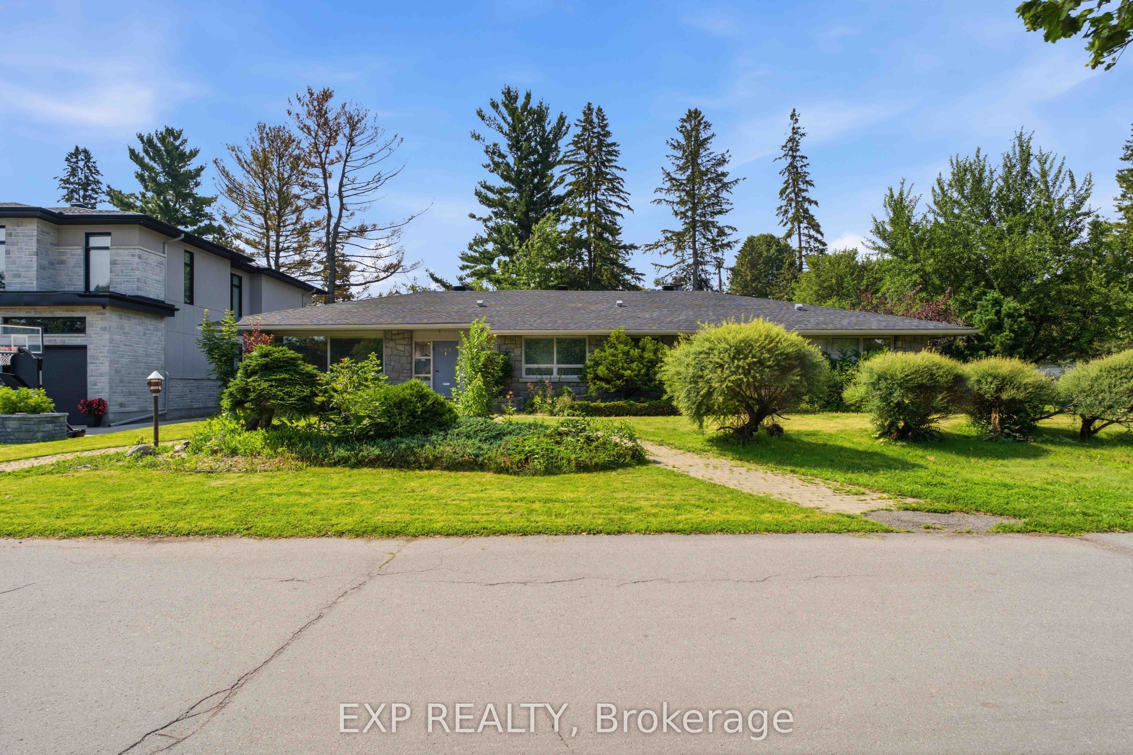 304 Roger Road, Alta Vista and Area, ON K1H 5C4