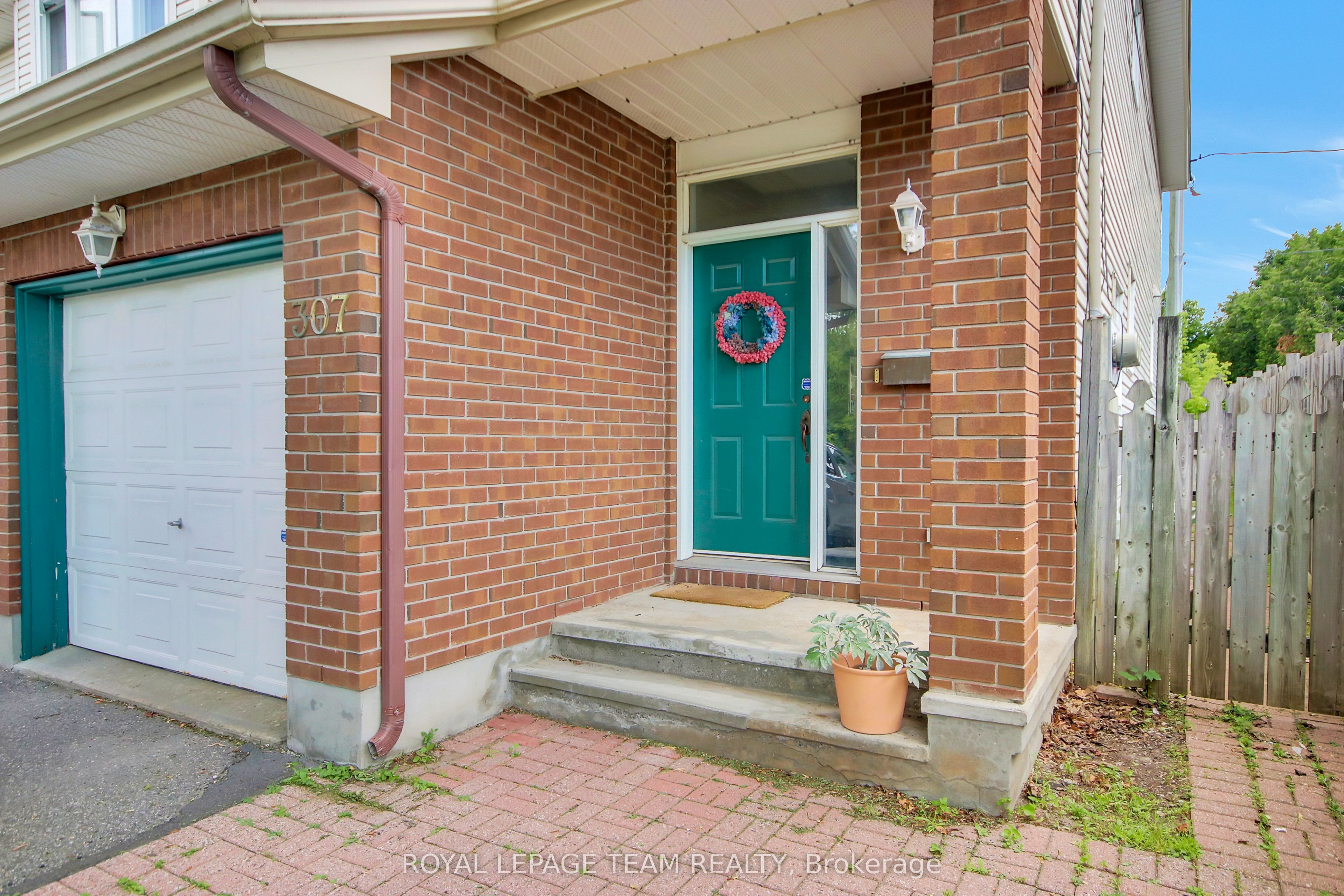 307 Cyr Avenue, Vanier and Kingsview Park, ON K1L 7N6 photo 5