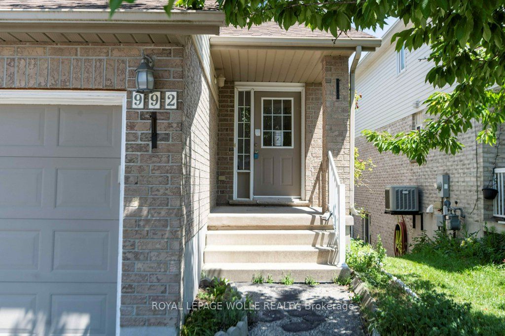 992 Copper Leaf Crescent, Kitchener, ON N2E 3W3 photo 2