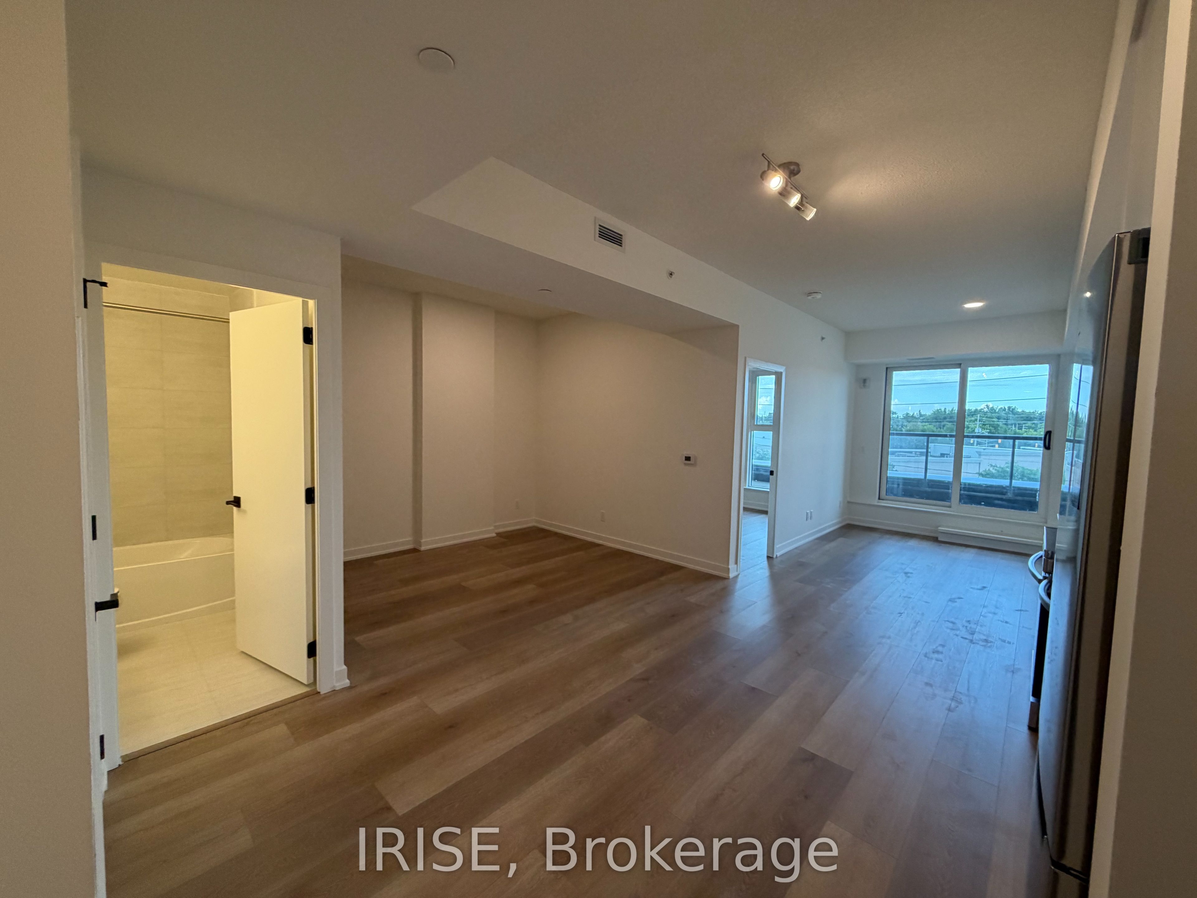 33 Erie Avenue 304, Brantford, ON N3S 0K7 photo 2