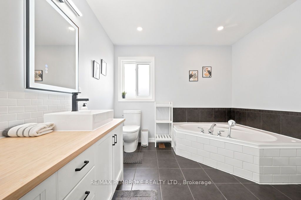2038 Sandstone Crescent, Petawawa, ON K8H 0A6 photo 5