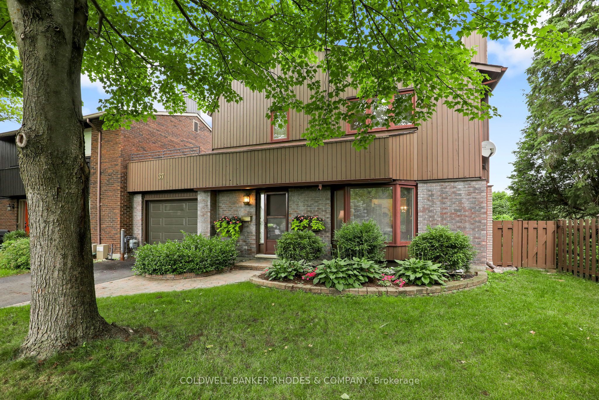 37 Sample Road, Hunt Club - Windsor Park Village and Area, ON K1V 9T9 photo 2