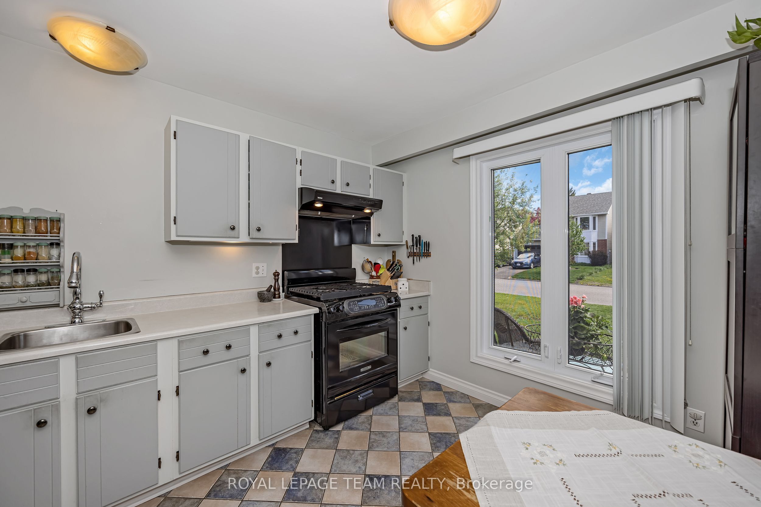 99 Melanie Crescent, Kanata, ON K2L 2E4 photo 4