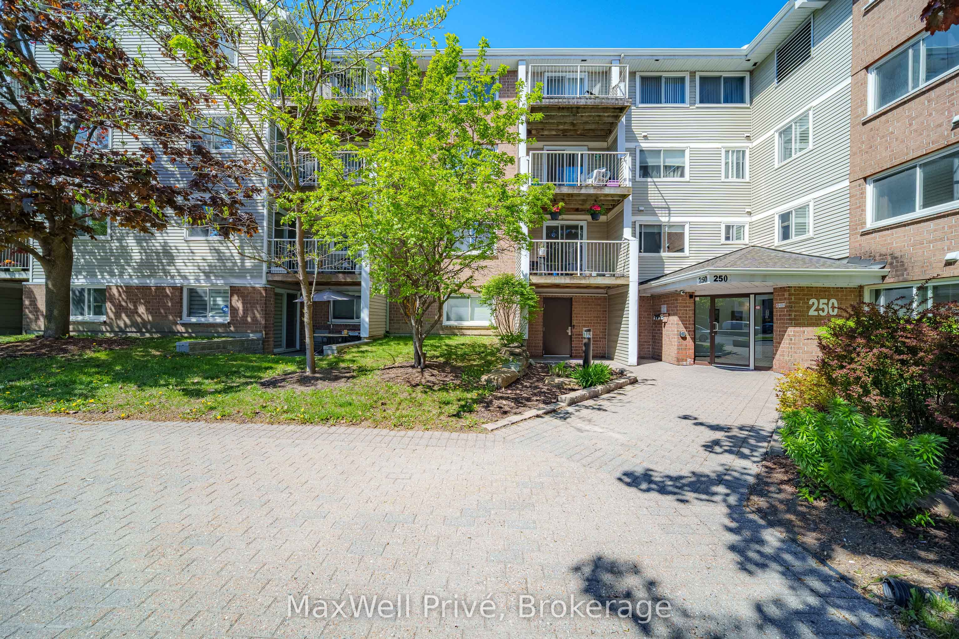 250 Brittany Drive 218, Manor Park - Cardinal Glen and Area, ON K1K 4M1