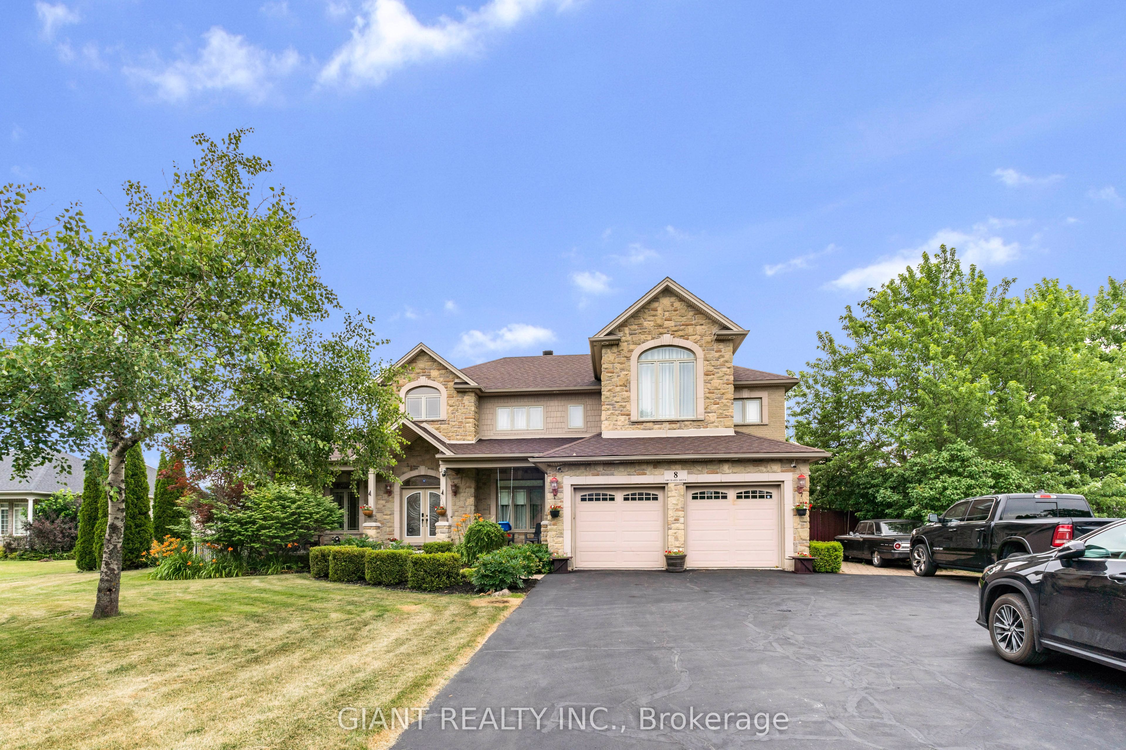 8 Orchard Drive, Mono, ON L9W 6G8