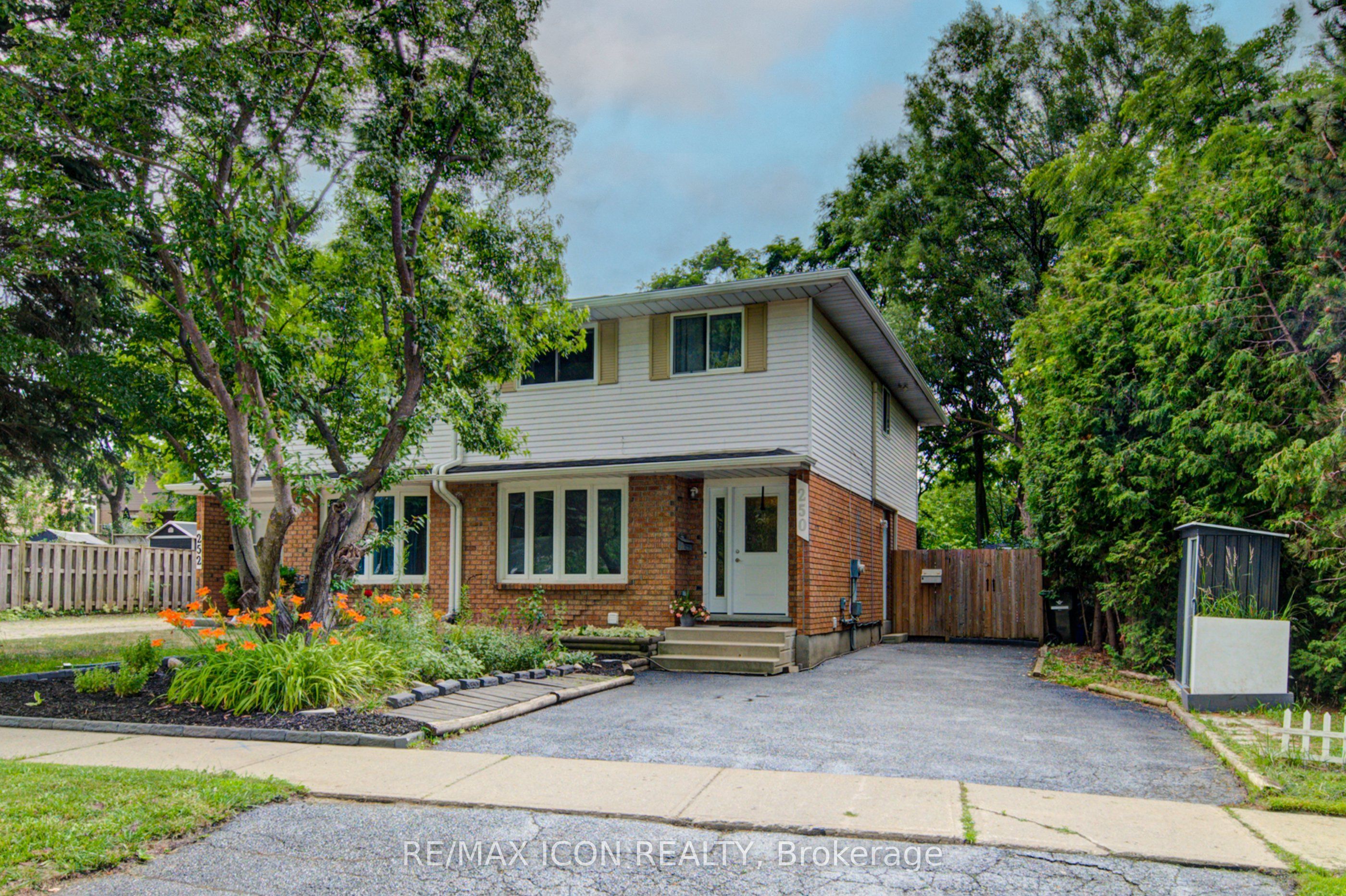 250 Dinison Crescent, Kitchener, ON N2E 3G8