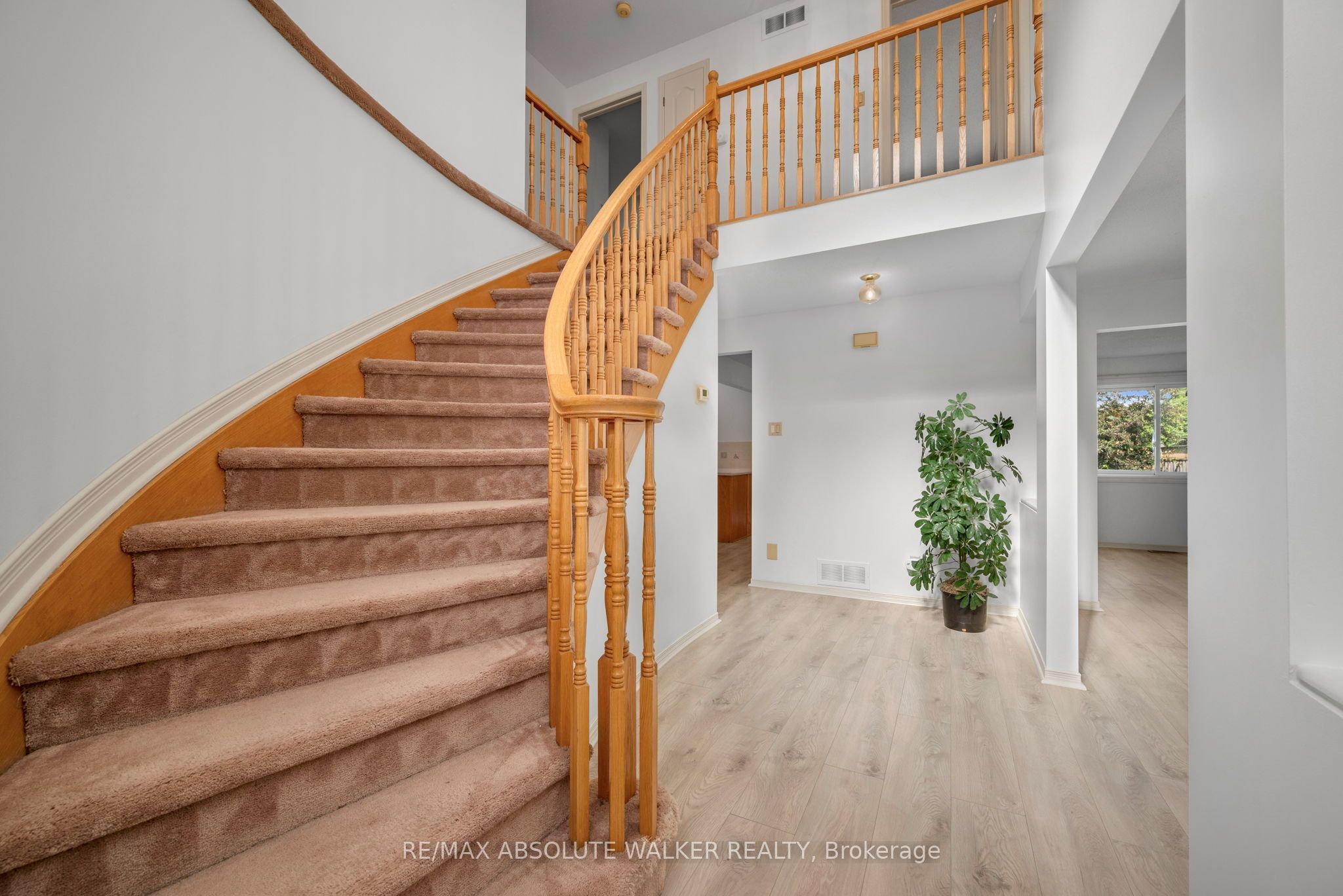 1889 Rosewind Court, Orleans - Convent Glen and Area, ON K1C 7E3 photo 3