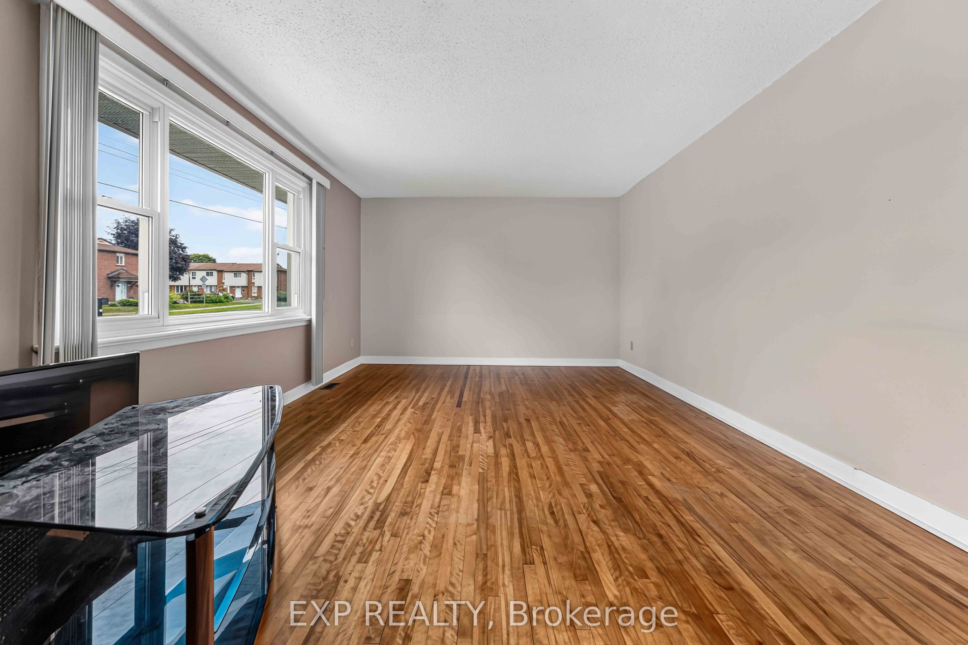 1613 Queensdale Avenue, Blossom Park - Airport and Area, ON K1T 1J4 photo 5
