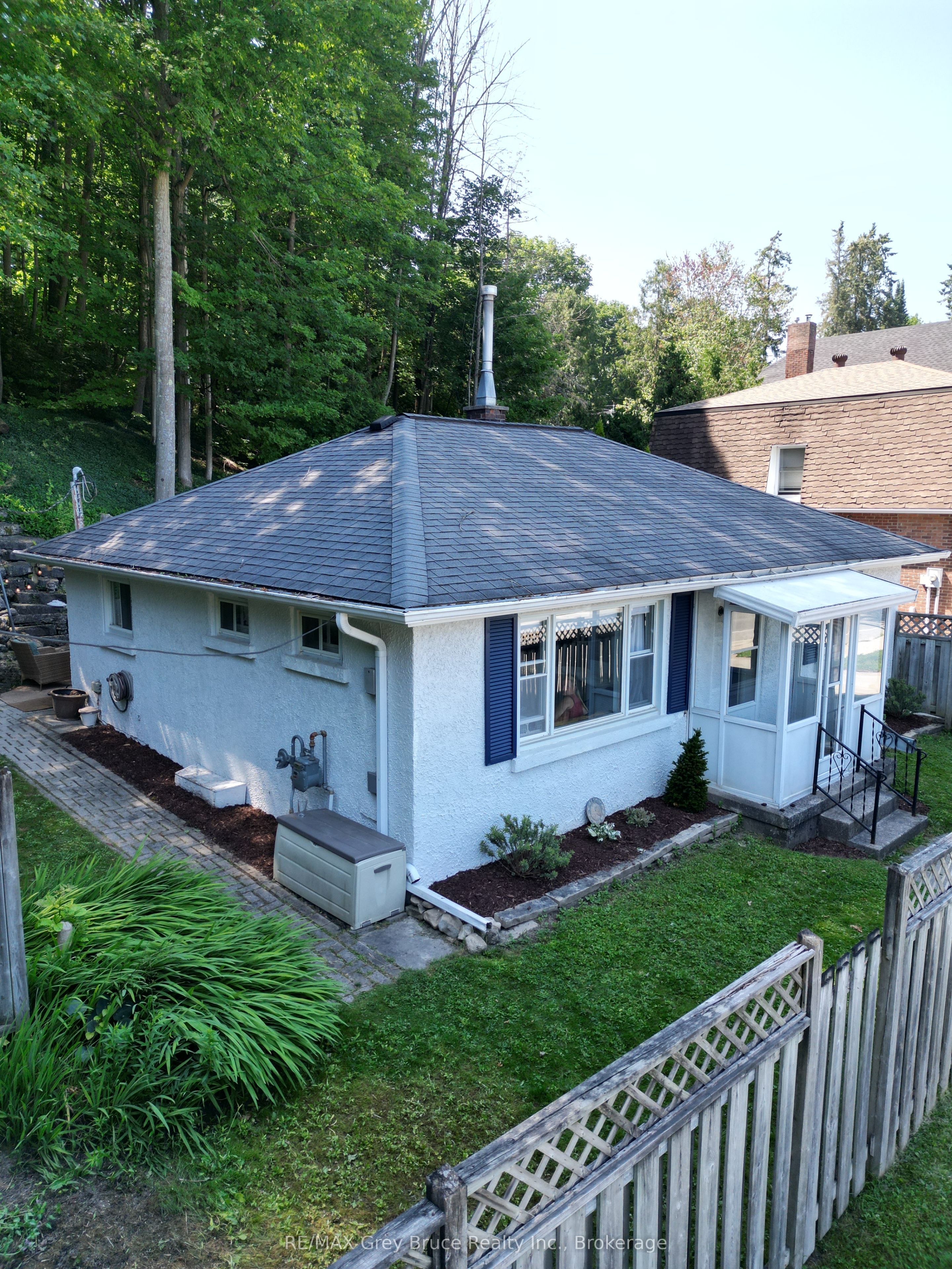 250 2nd Avenue E, Owen Sound, ON N4K 2E6 photo 2