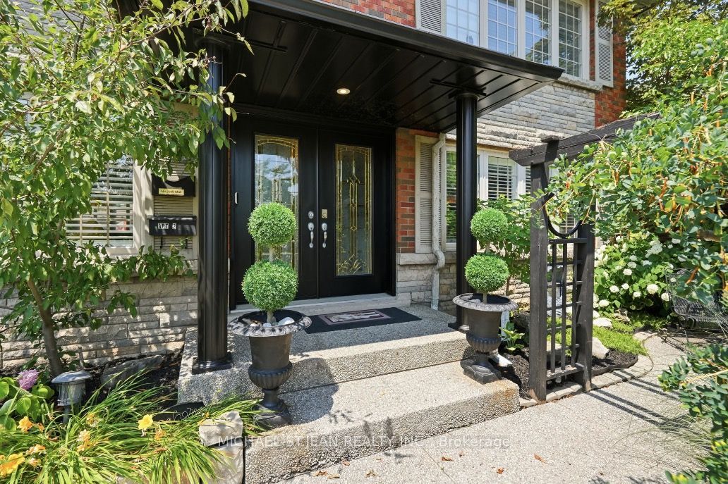 33 Centennial Parkway S, Hamilton, ON L8G 2C1 photo 3